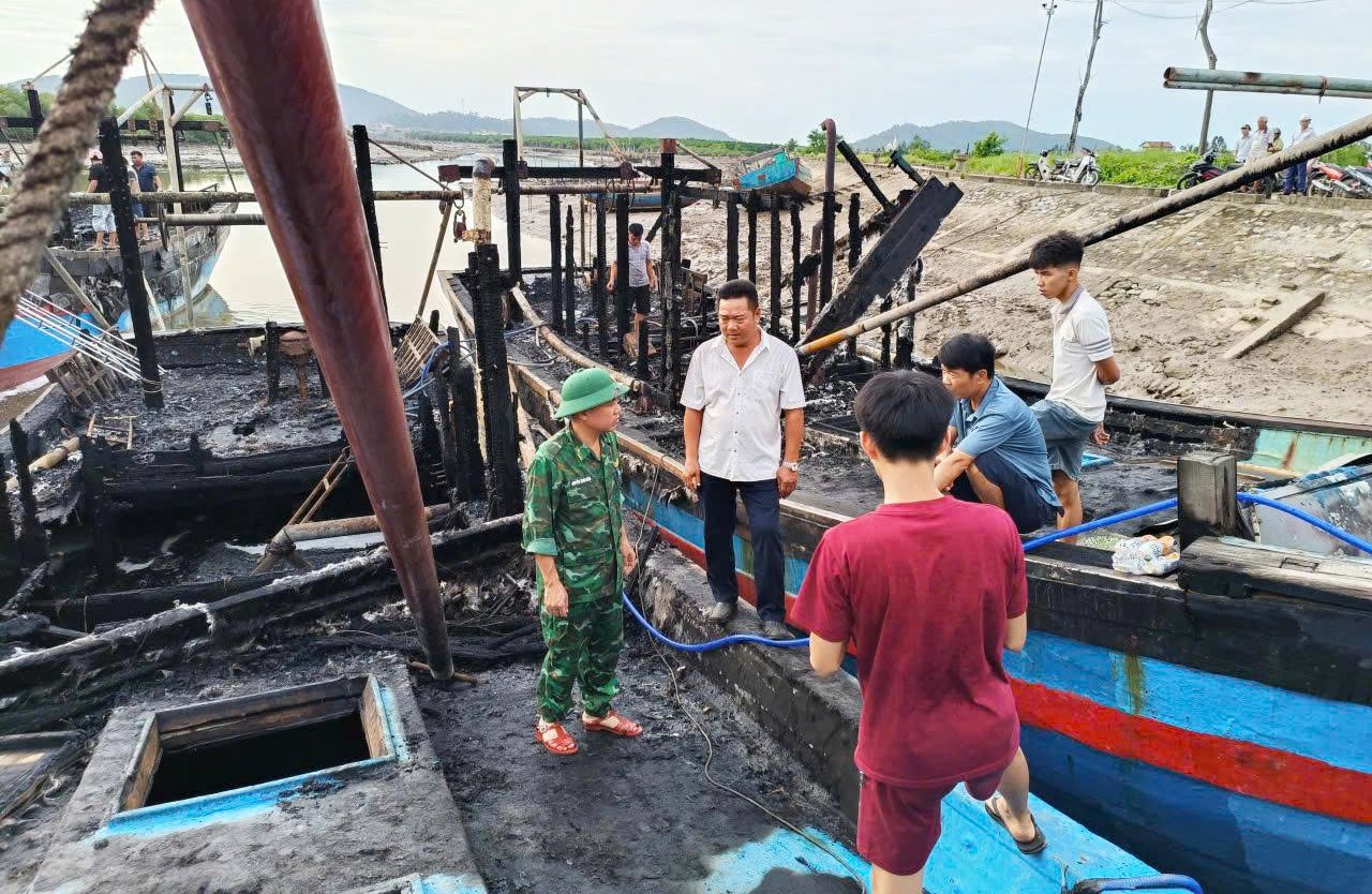 Cháy 5 tàu đang neo đậu ở cảng cá lúc rạng sáng - Ảnh 3.