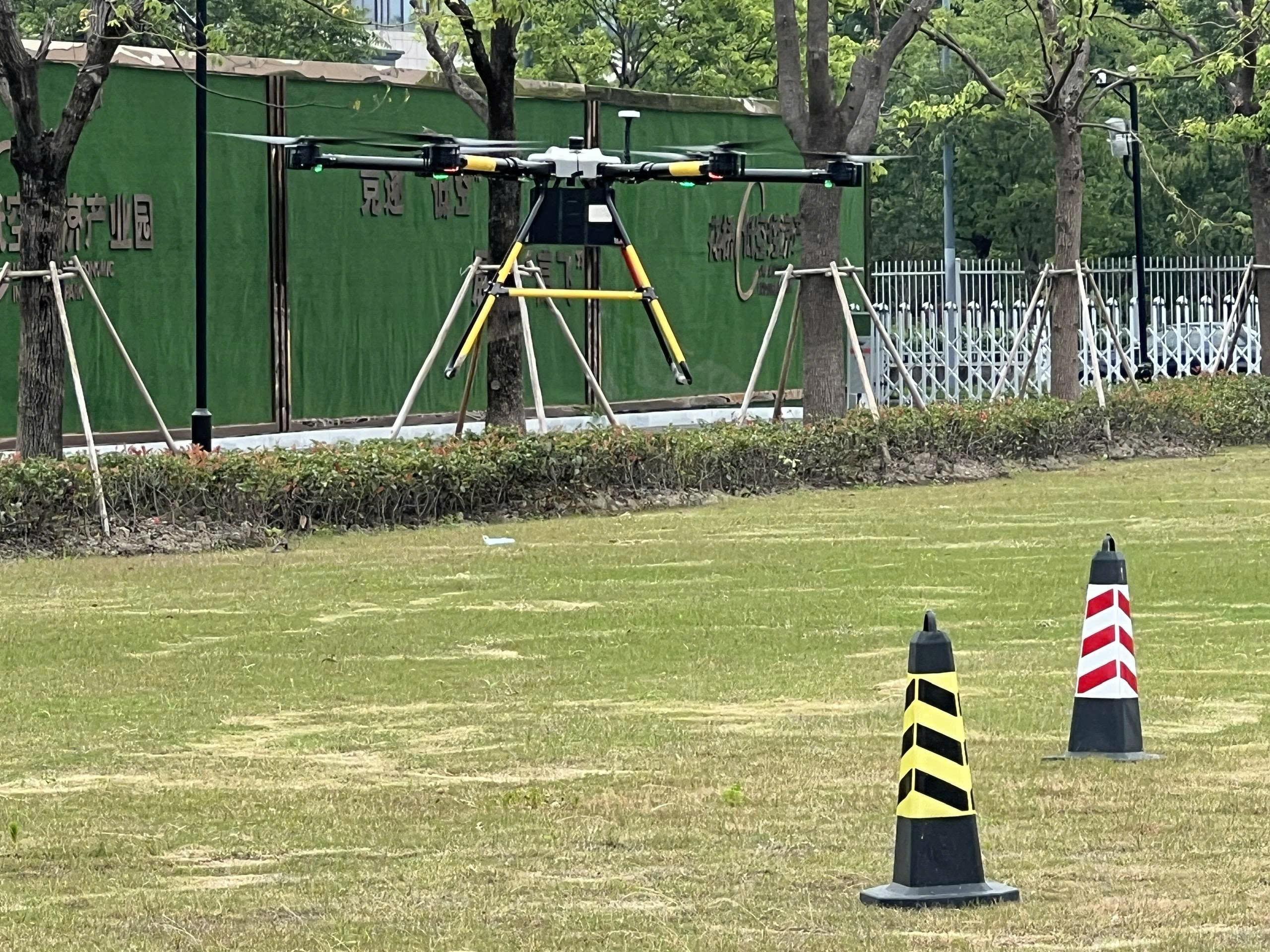 Drone uy hiếp sân bay, khoảng trống nào trong quản lý người điều khiển? - Ảnh 2.