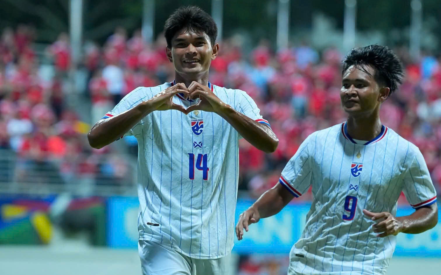 Video: Tiền đạo Thái Lan lập cú đúp 'nhấn chìm' Singapore - Ảnh 1.
