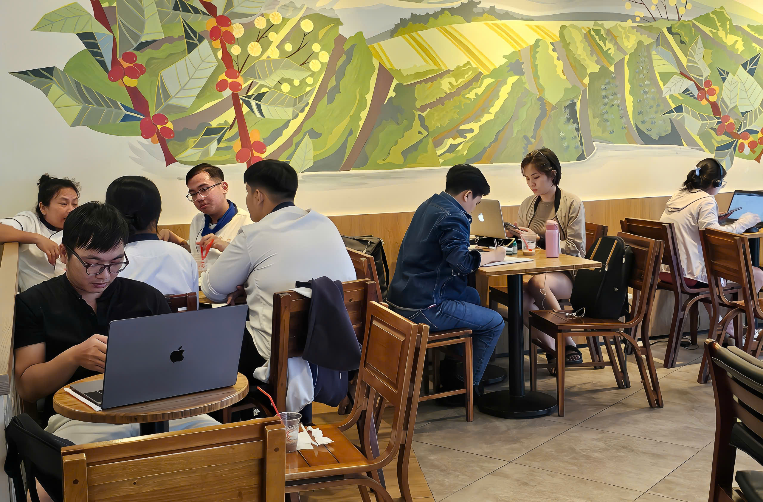Gen Z thích làm việc tại quán cà phê hơn ở nhà? - Ảnh 2.