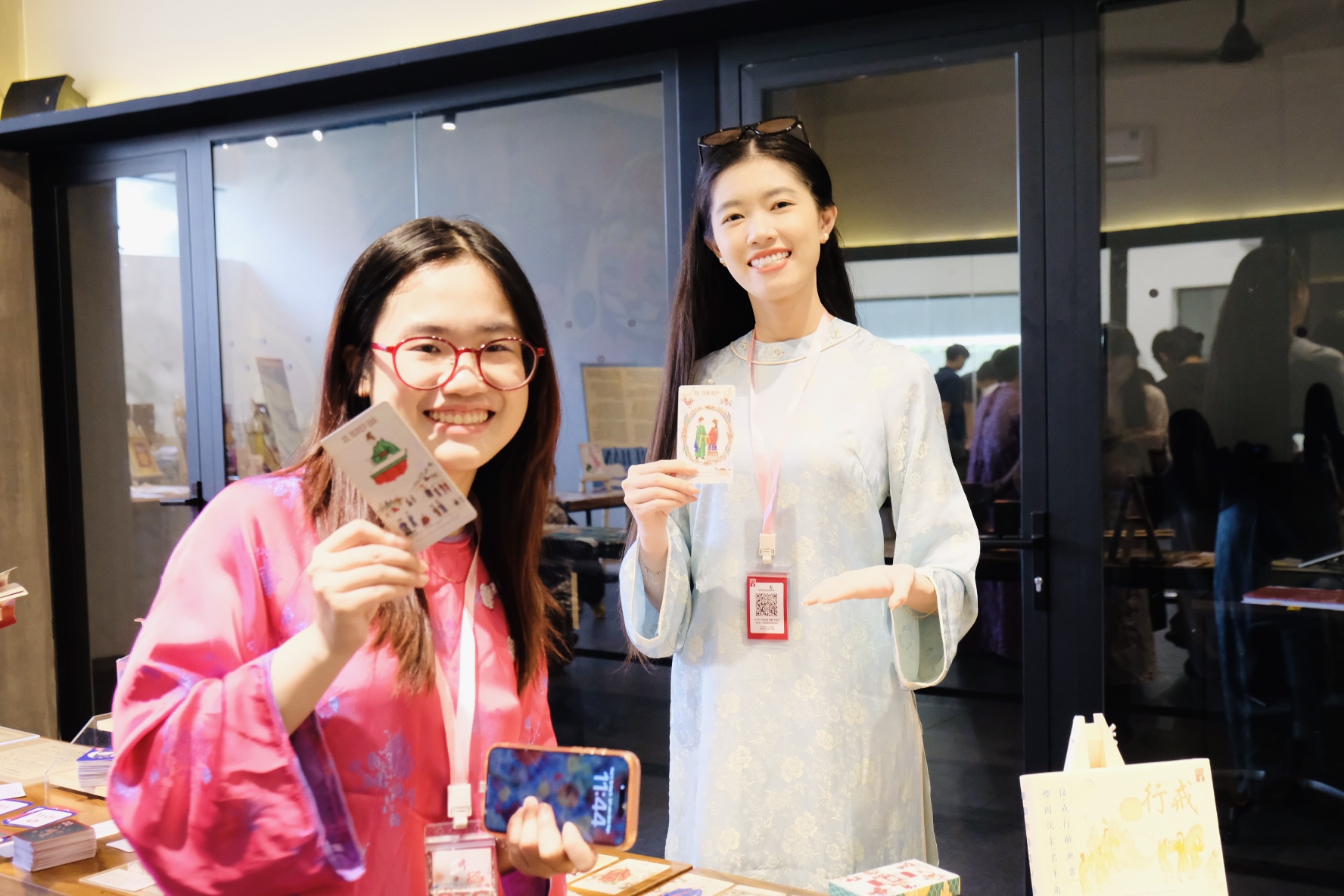 Chơi game đấu Kiều, xem đồ án văn hóa tại triển lãm ‘Từ tiếng Việt đến chữ Nôm’ - Ảnh 7.