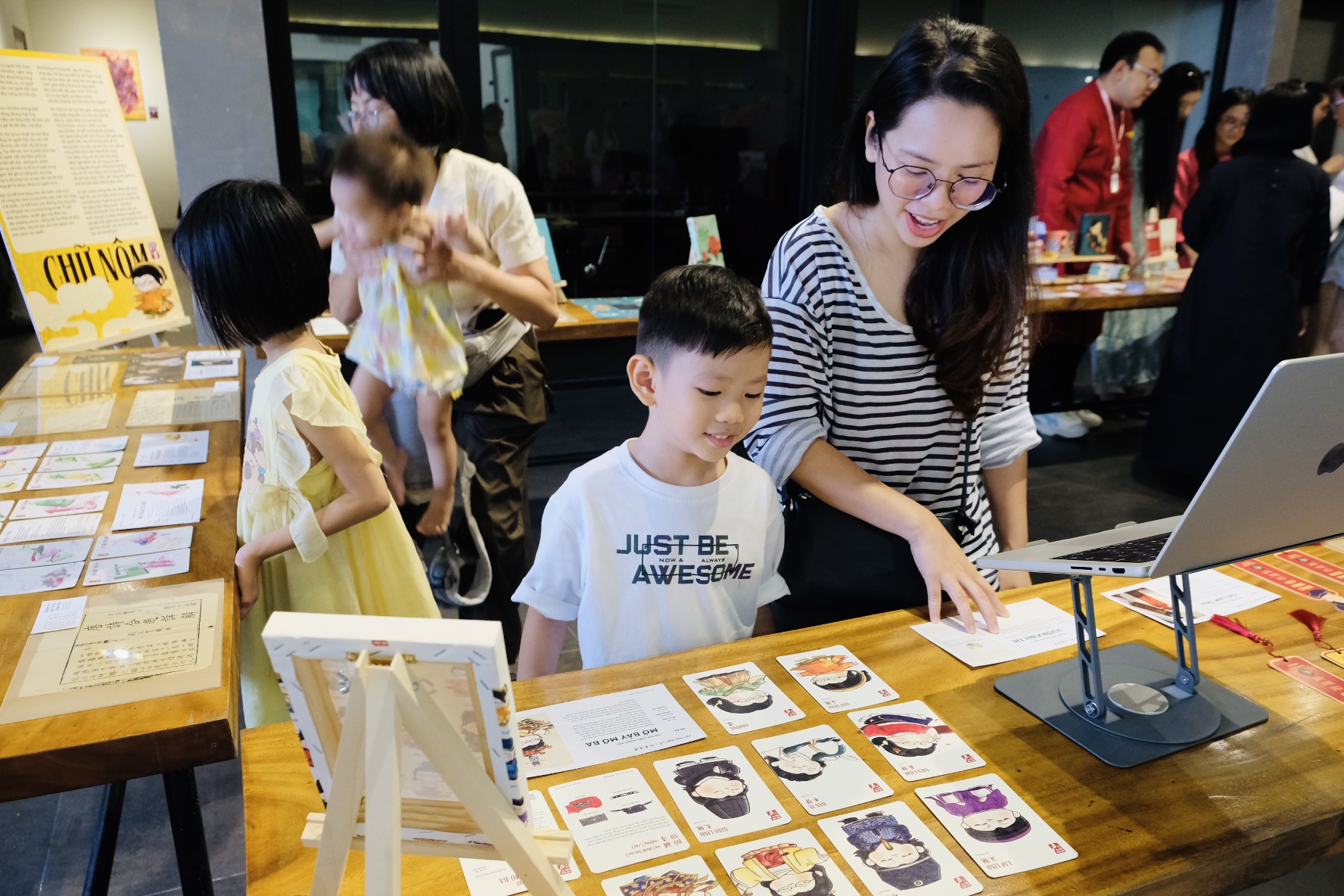 Chơi game đấu Kiều, xem đồ án văn hóa tại triển lãm ‘Từ tiếng Việt đến chữ Nôm’ - Ảnh 1.
