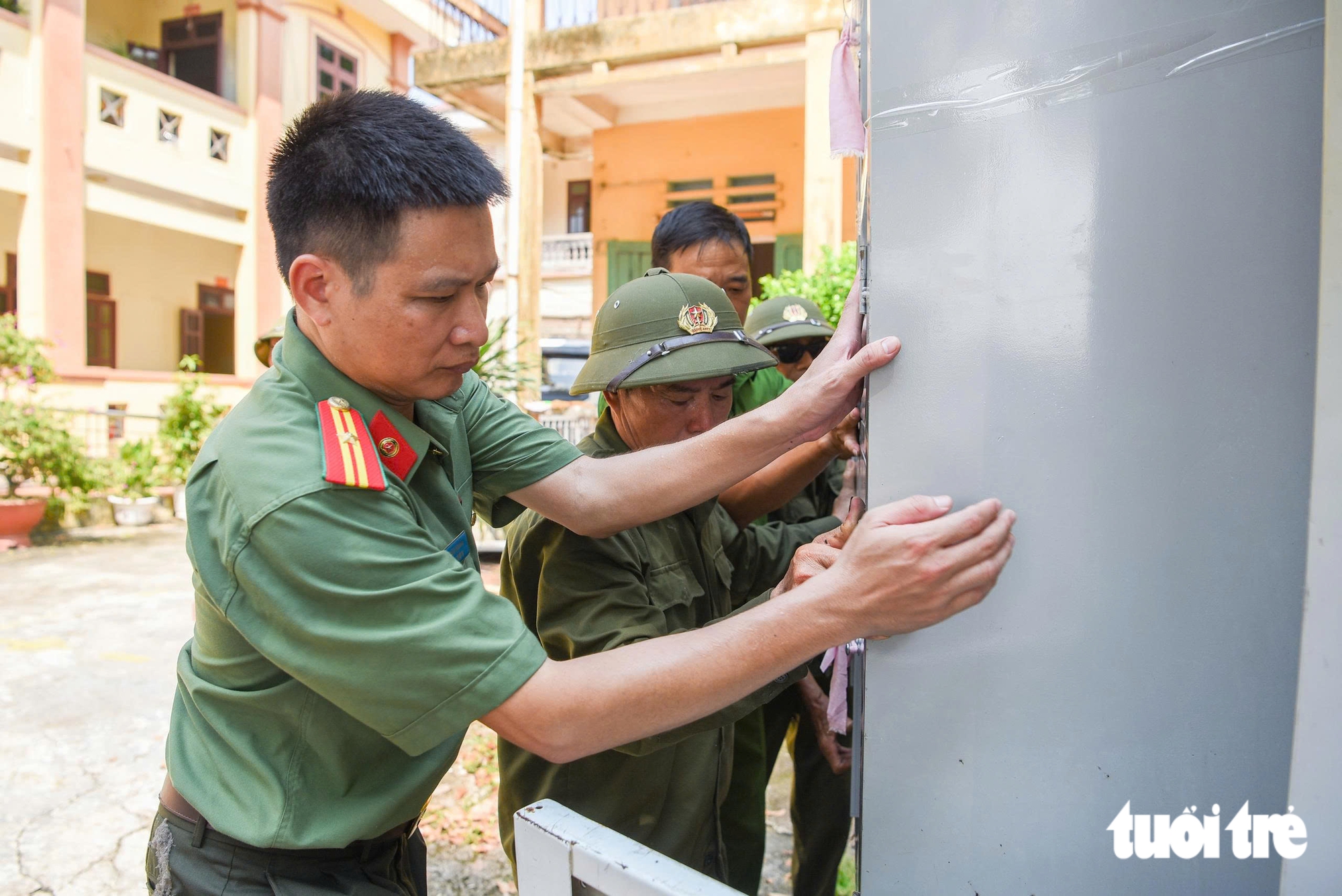 Dời trường làm sân bay Gia Bình, thầy cô 'đội nắng' chuyển lớp - Ảnh 4.