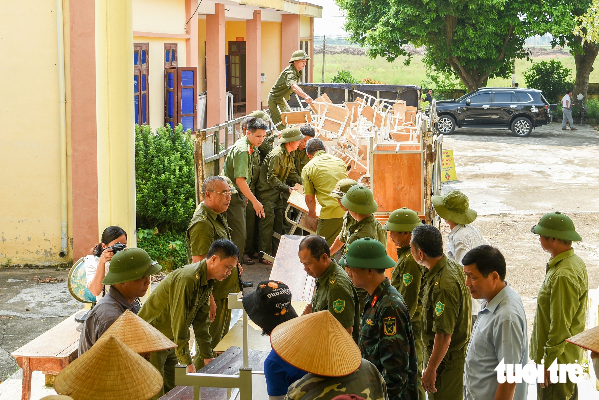 Dời trường làm sân bay Gia Bình, thầy cô 'đội nắng' chuyển lớp - Ảnh 5.