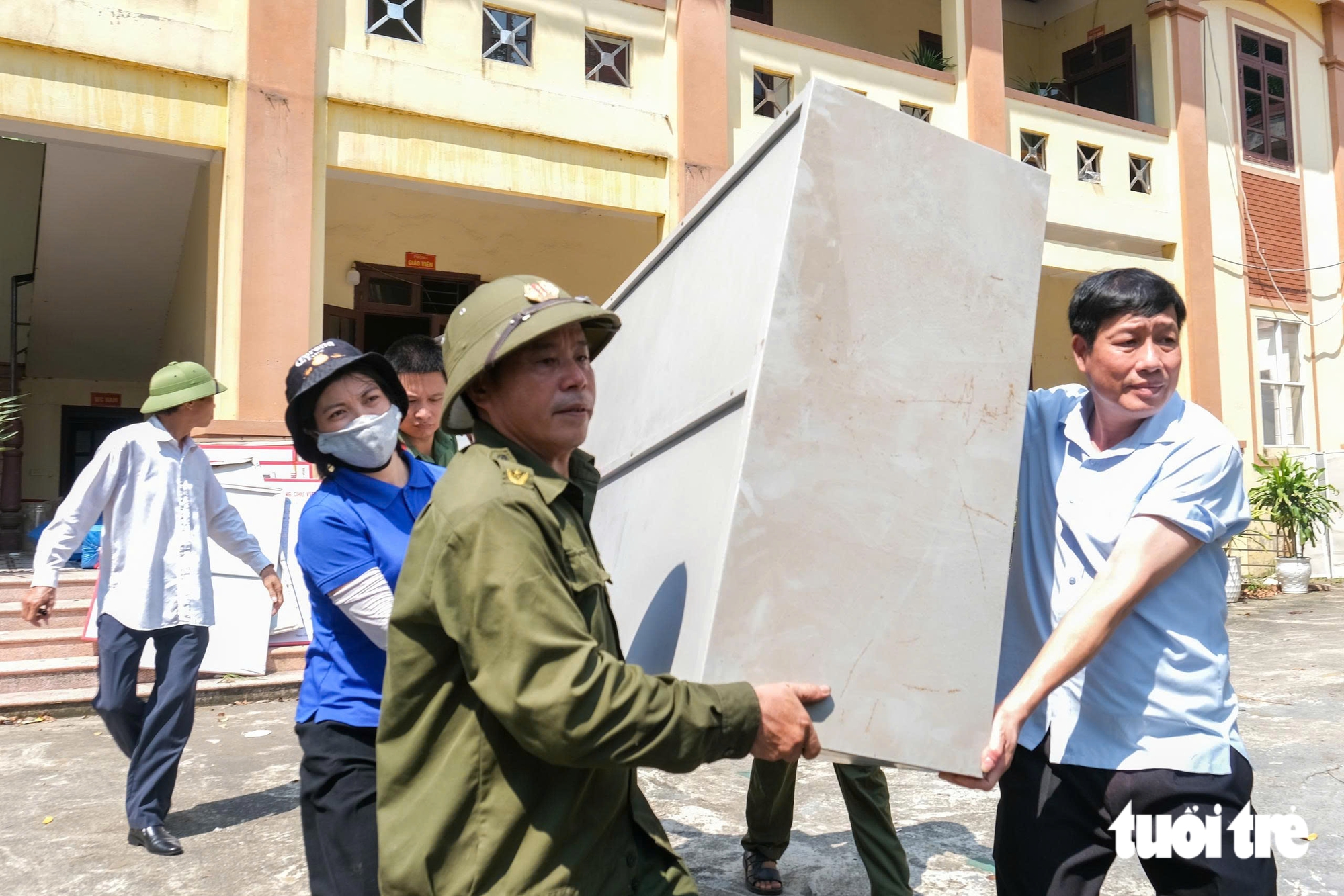 Dời trường làm sân bay Gia Bình, thầy cô 'đội nắng' chuyển lớp - Ảnh 7.
