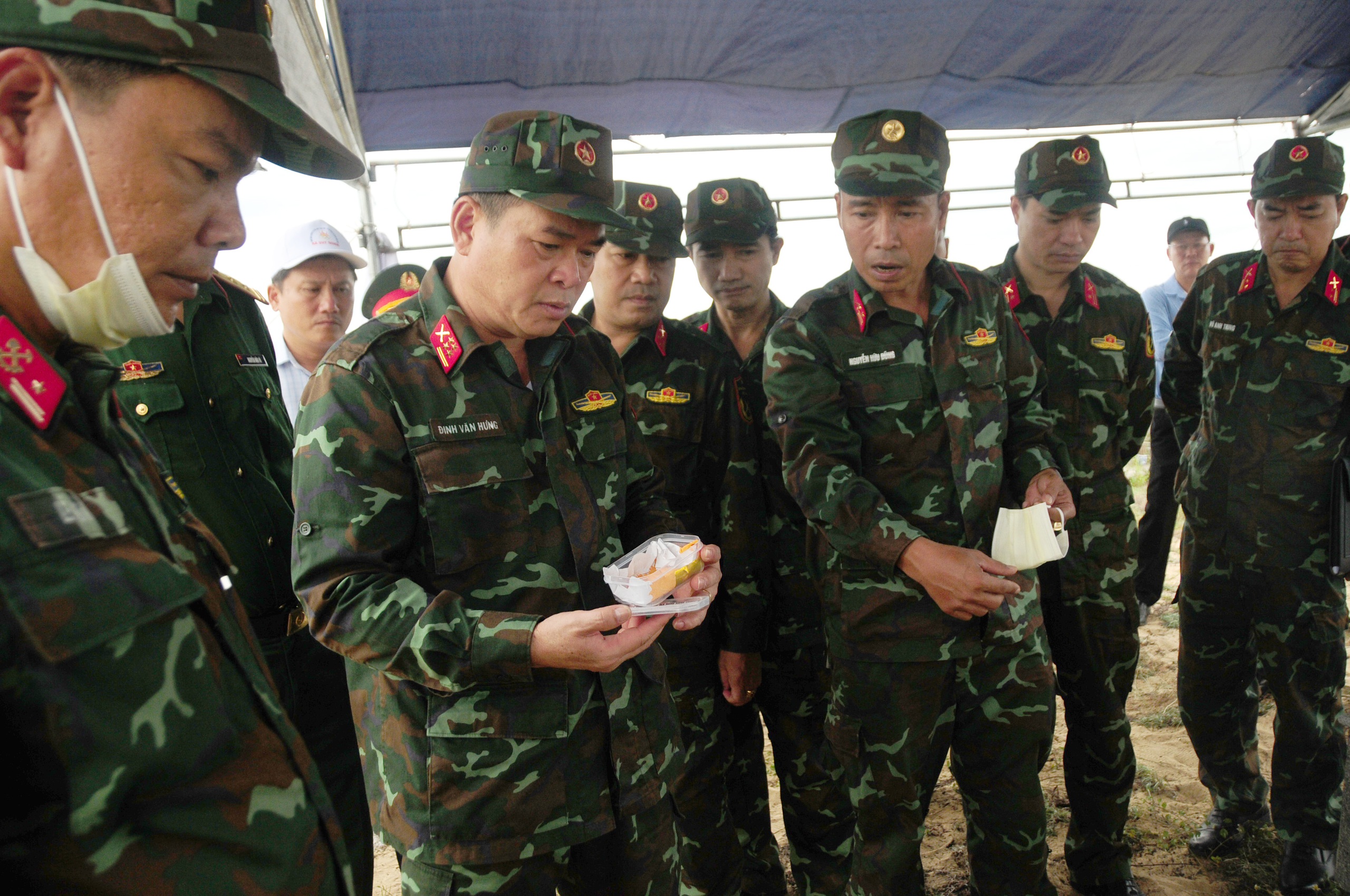 Đà Nẵng khai quật, cất bốc hai mộ liệt sĩ do người dân phát hiện lúc đi xúc cát - Ảnh 1.