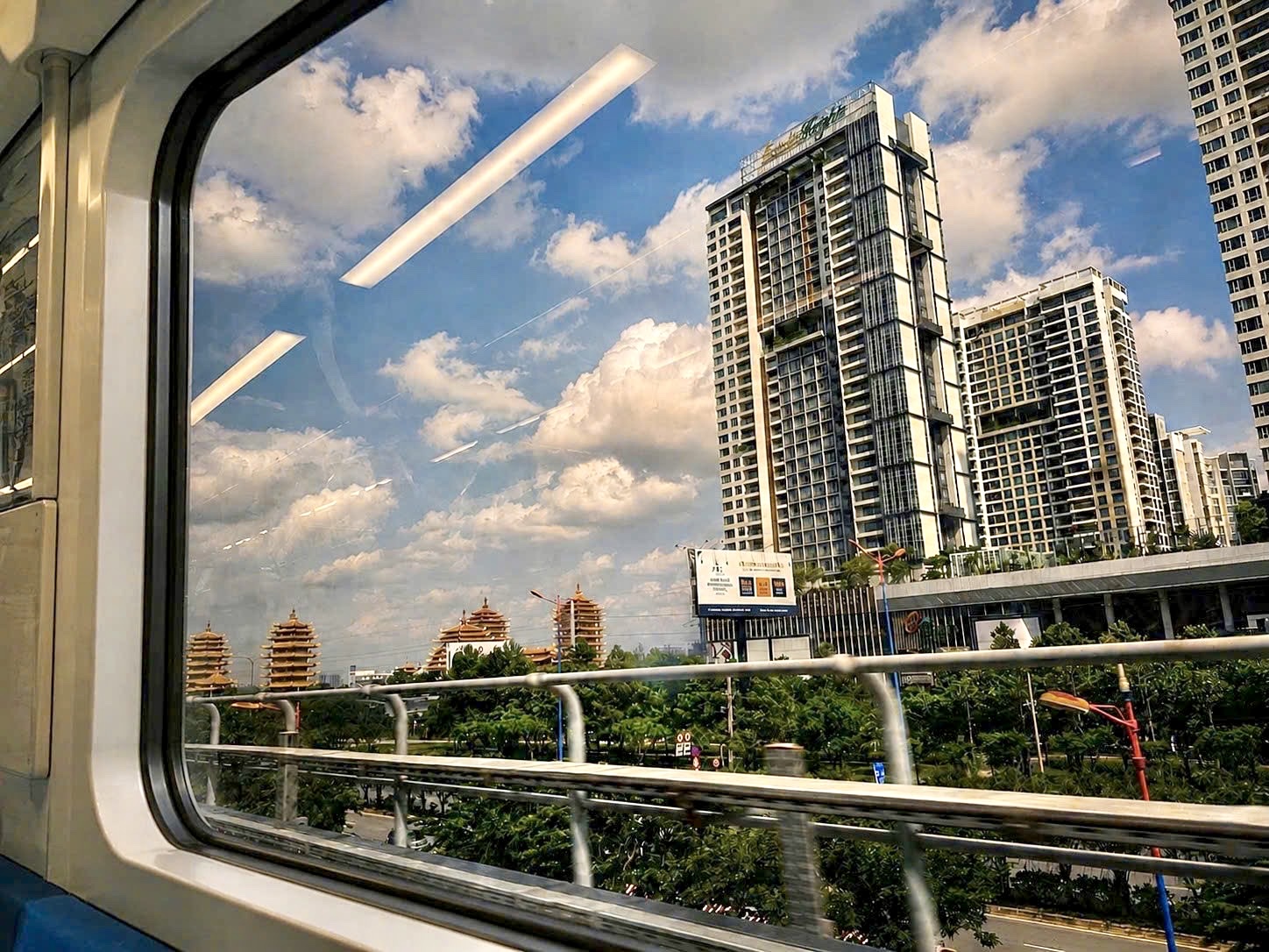 Hình ảnh đối lập về tuyến metro Bến Thành - Suối Tiên - Ảnh 1.
