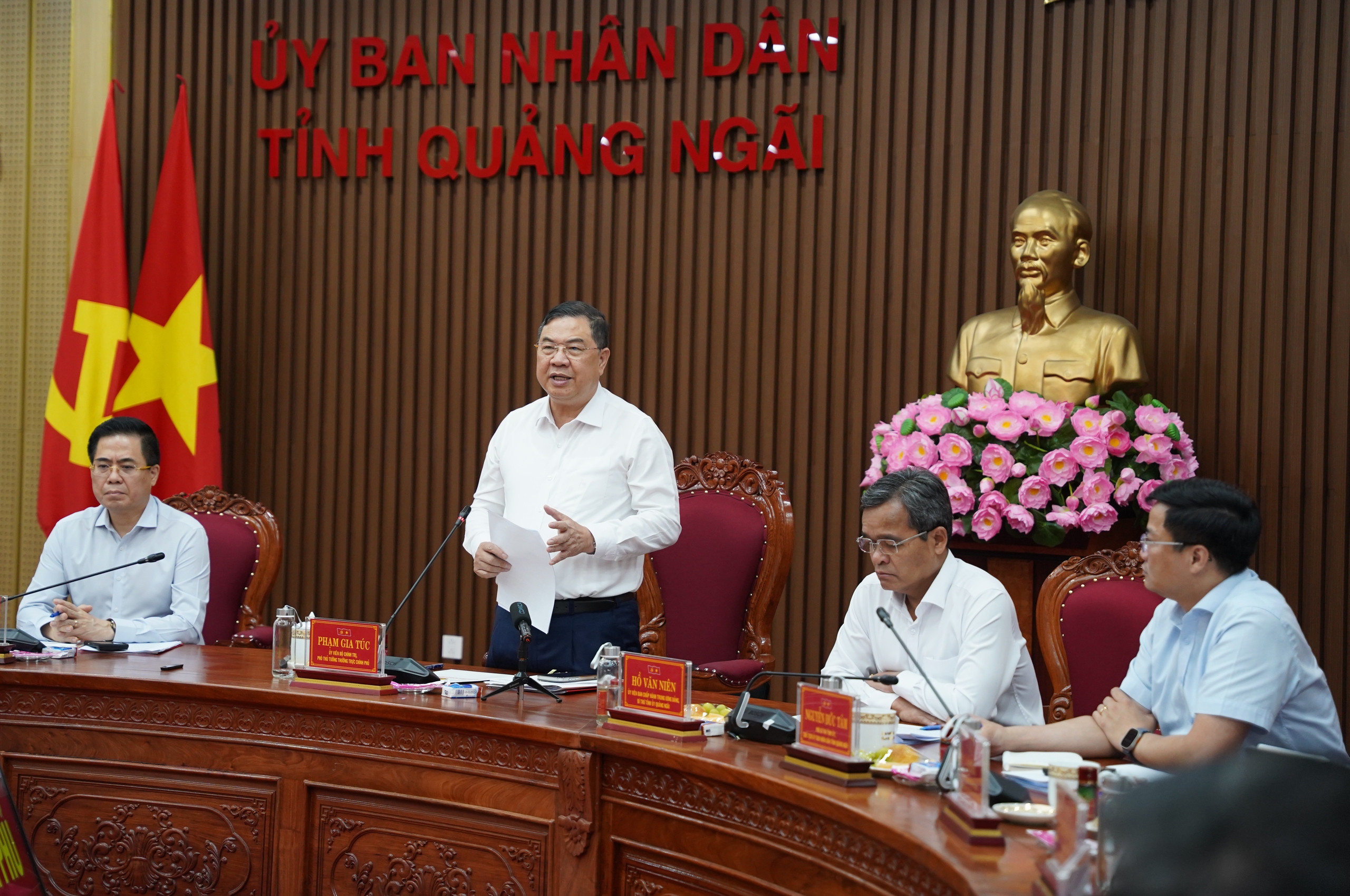 Phó Thủ tướng Phạm Gia Túc: Quảng Ngãi đặt mục tiêu phấn đầu cao hơn, tăng trưởng trên 10% - Ảnh 2.