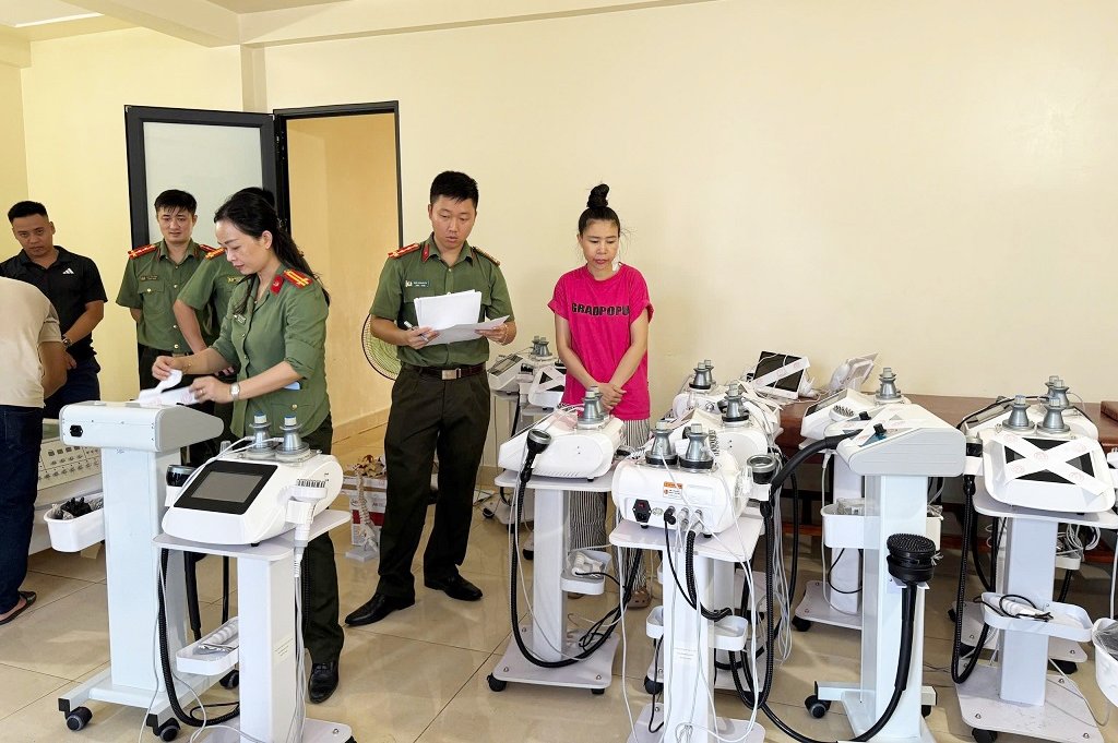 Thuê bác sĩ 'dỏm' mở cơ sở spa lừa 300 người chữa bệnh xương khớp - Ảnh 2.
