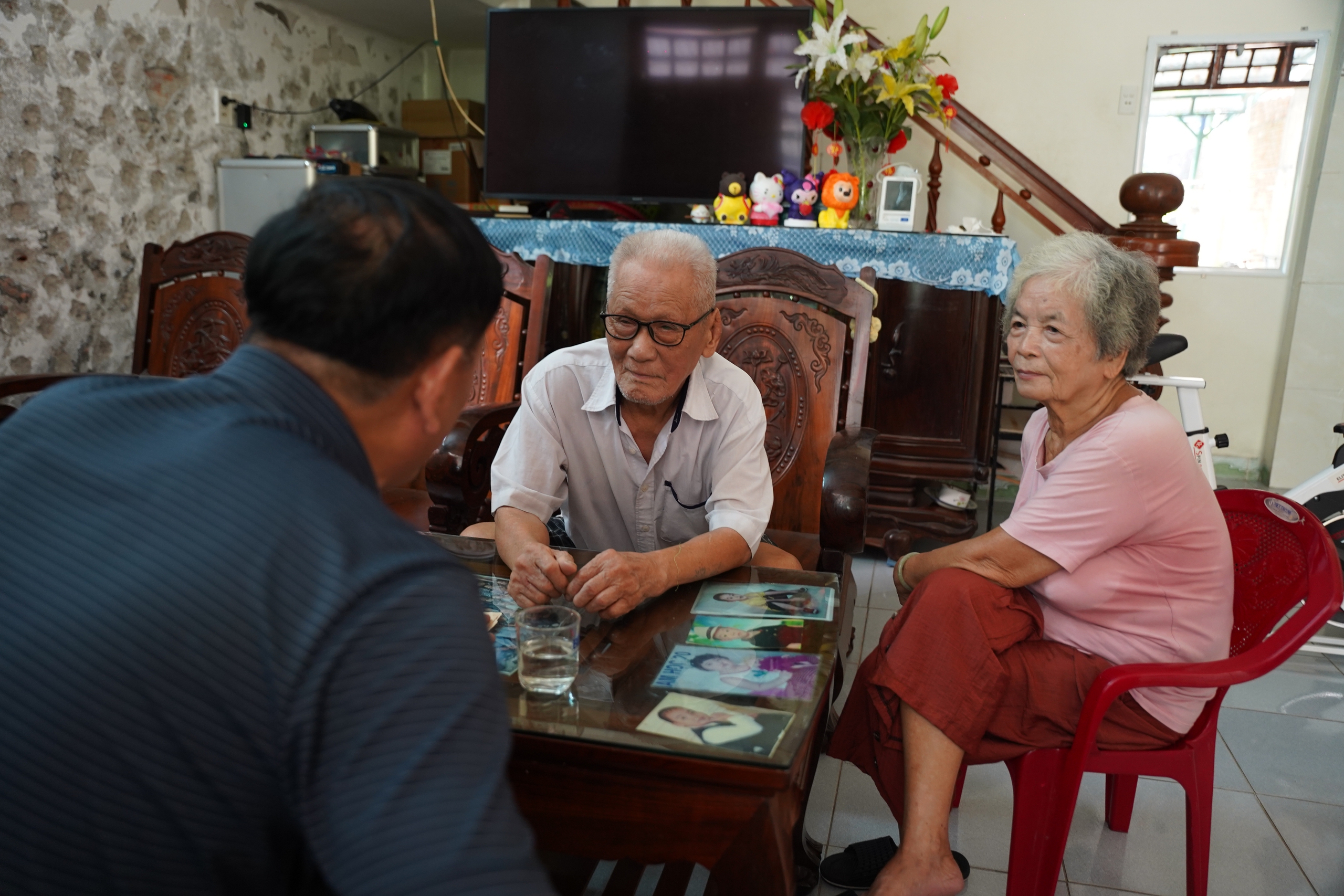 Từ Hà Nội vào Quảng Ngãi gặp y sĩ 96 tuổi tìm câu chuyện về người cha liệt sĩ - Ảnh 9.