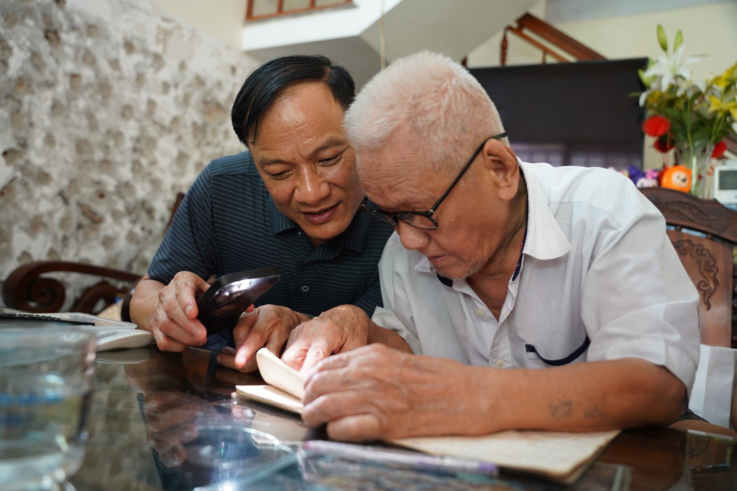 Từ Hà Nội vào Quảng Ngãi gặp y sĩ 96 tuổi tìm câu chuyện về người cha liệt sĩ - Ảnh 2.
