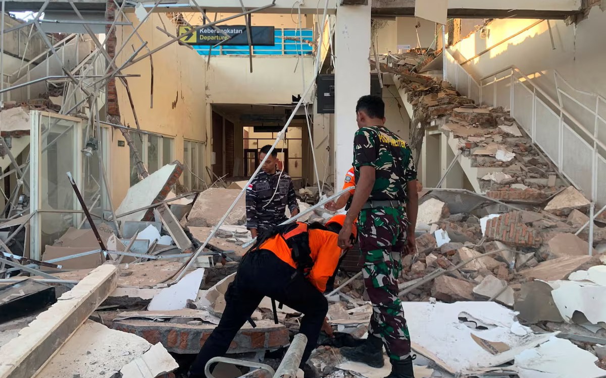Thousands evacuate after Indonesia quake kills 53, aftershocks hamper rescue efforts - Ảnh 4.