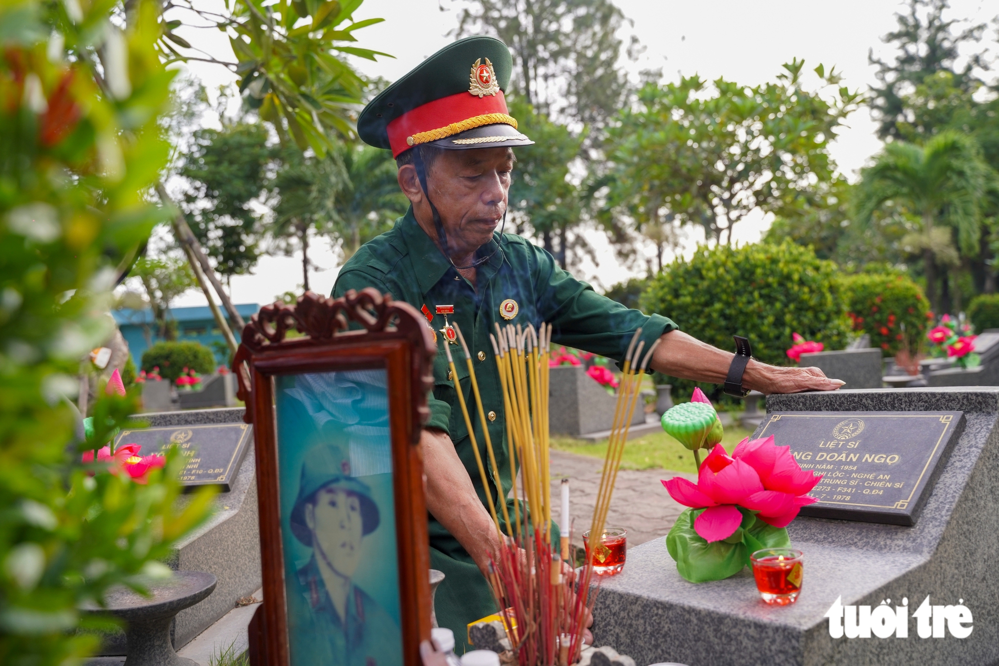 Sau 48 năm hi sinh, hài cốt liệt sĩ Đặng Doãn Ngọ được phủ Quốc kỳ, trở về nhà Nghệ An trên tàu Thống Nhất - Ảnh 1.