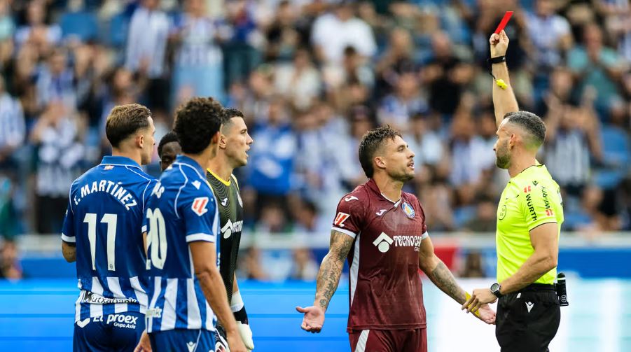 La Liga khởi tranh quyết liệt với 2 trận đấu: 16 thẻ vàng và 2 thẻ đỏ - Ảnh 1.
