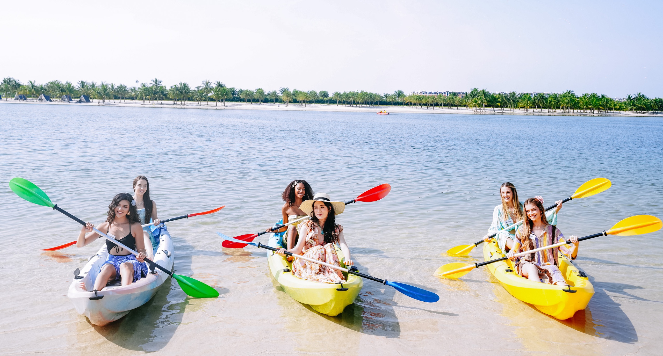 Người đẹp Miss World 2026 lội bùn, trồng cây trong rừng ngập mặn ở Đồ Sơn - Ảnh 9.