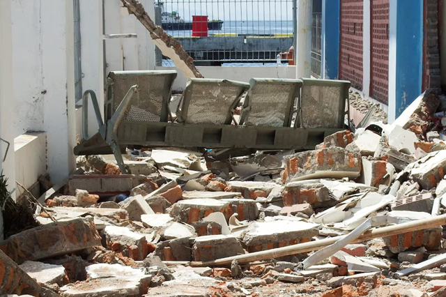 At least 47 dead in eastern Indonesia after magnitude 7.7 quake- Ảnh 2.