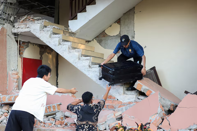 At least 47 dead in eastern Indonesia after magnitude 7.7 quake- Ảnh 3.