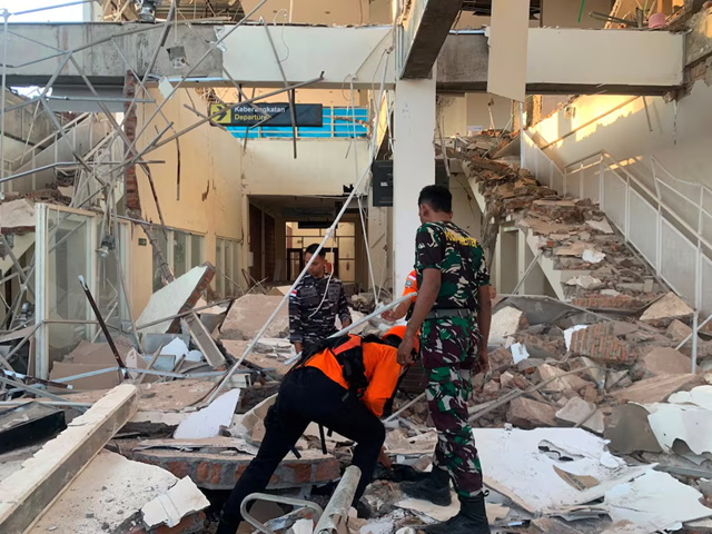 At least 47 dead in eastern Indonesia after magnitude 7.7 quake- Ảnh 4.