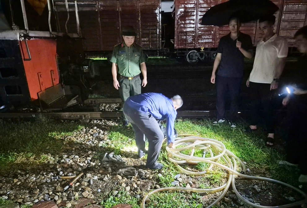 Lái tàu cầm đầu đường dây rút trộm hàng trăm ngàn lít dầu - Ảnh 2.