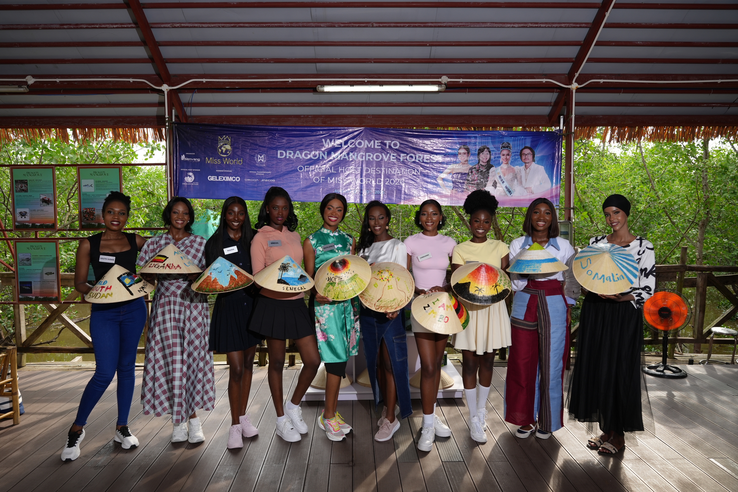 Người đẹp Miss World 2026 lội bùn, trồng cây trong rừng ngập mặn ở Đồ Sơn - Ảnh 6.