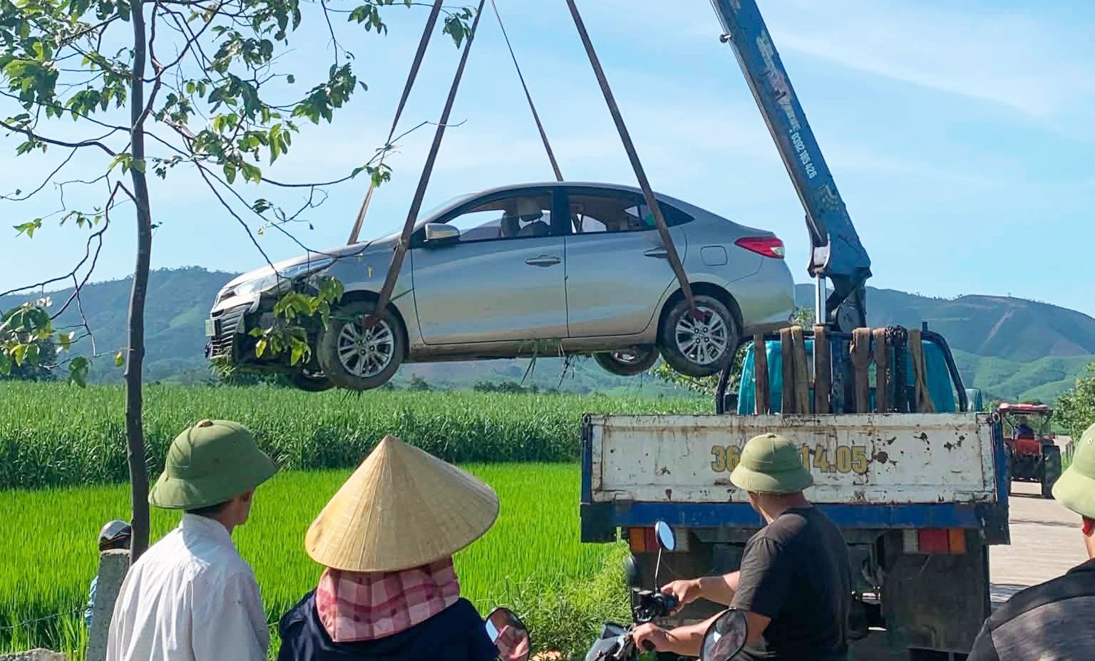 Tài xế xe dịch vụ nghi đột quỵ tử vong, xe lao xuống ruộng - Ảnh 1.