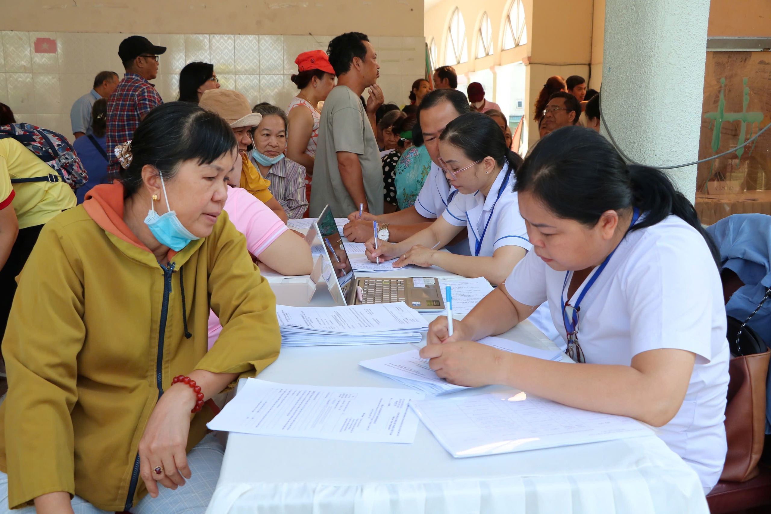 TP.HCM tăng tốc khám sức khỏe toàn dân, 36 địa phương vượt mốc 30% - Ảnh 1.