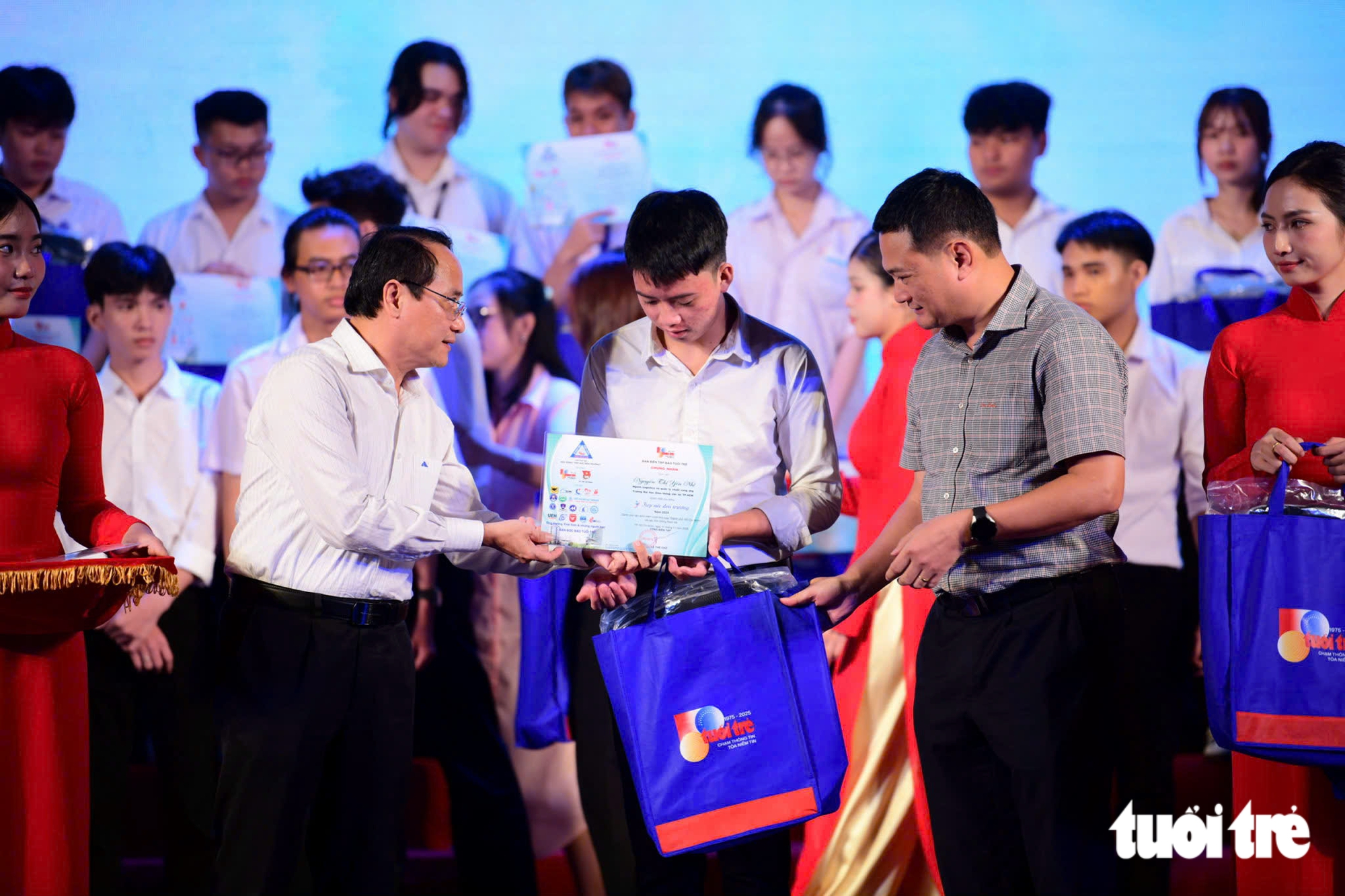Tiếp sức đến trường 2026: Các trường đại học chung tay 3,875 tỉ đồng, tăng 45 suất học bổng - Ảnh 1.