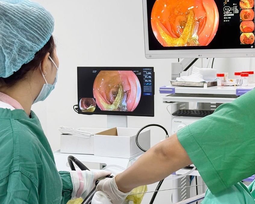 Hy hữu: Đau bụng, nội soi phát hiện trong ruột non có túi ni lông dài 20cm - Ảnh 2.