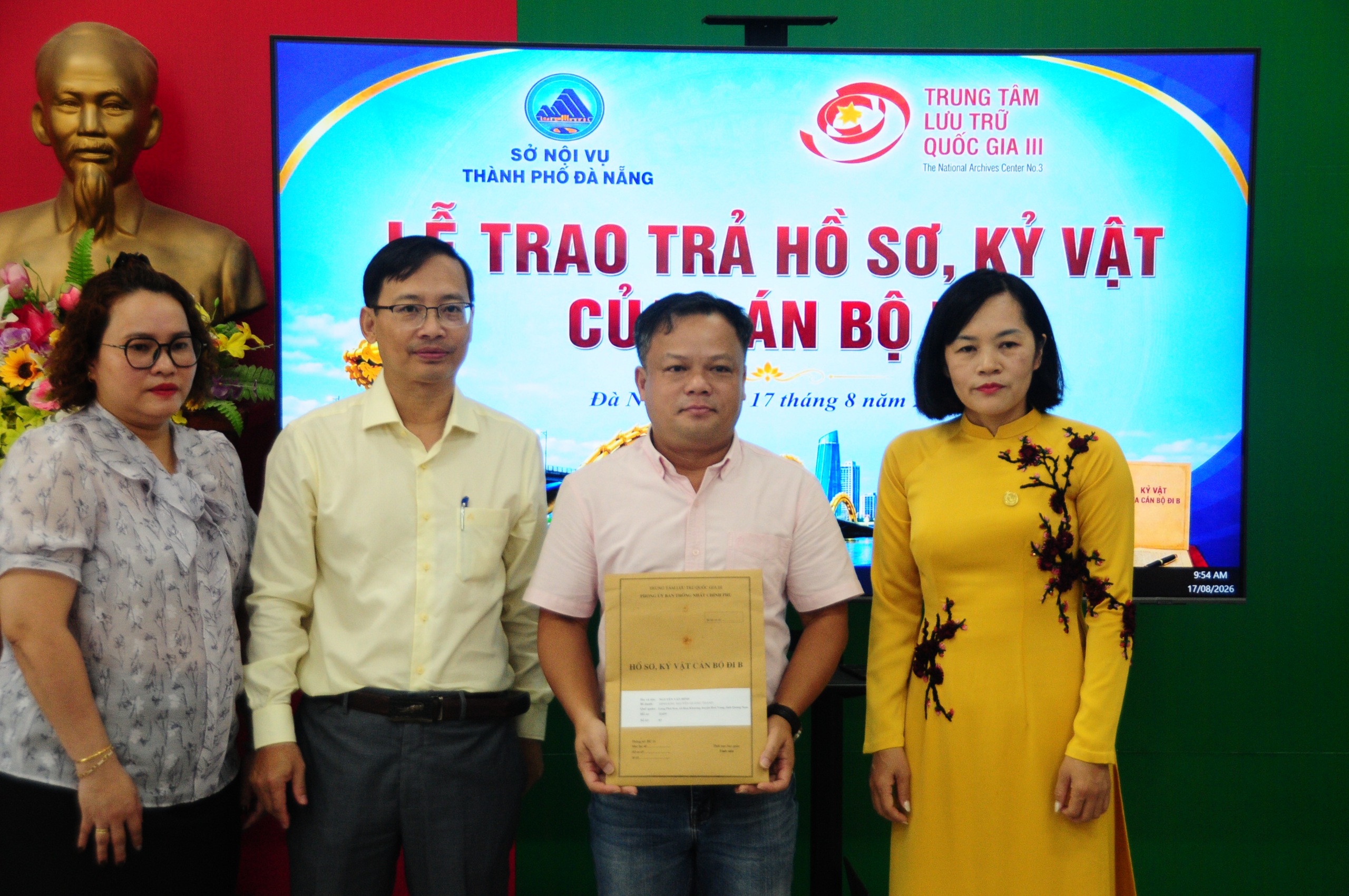 Ngoài nhẫn vàng được trả lại, nhiều thân bất ngờ khi đọc thông tin trong kỷ vật đi B của người thân - Ảnh 2.