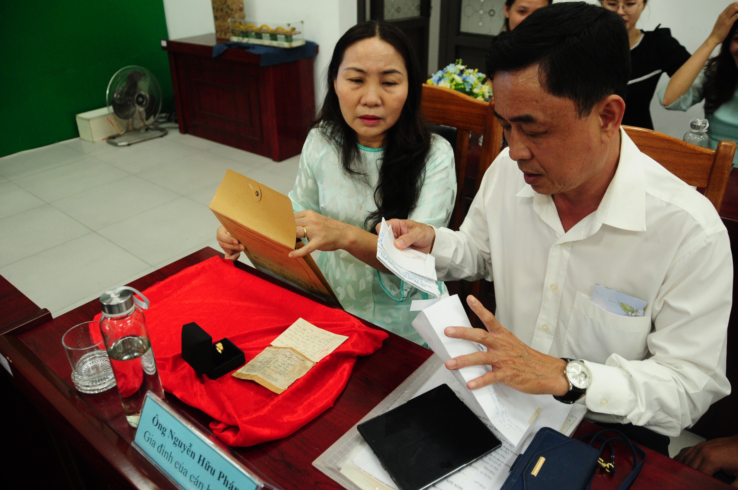 Nhẫn vàng, thư tay, học bạ… của cán bộ đi B được trả lại thân nhân Đà Nẵng trong bùi ngùi sau 60 năm - Ảnh 3.