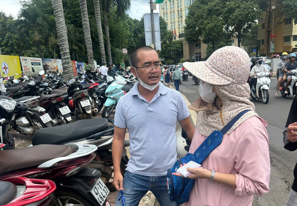 Lập 'đường dây nóng' phản ánh giá giữ xe 'cắt cổ' tại lễ hội sầu riêng - Ảnh 3.