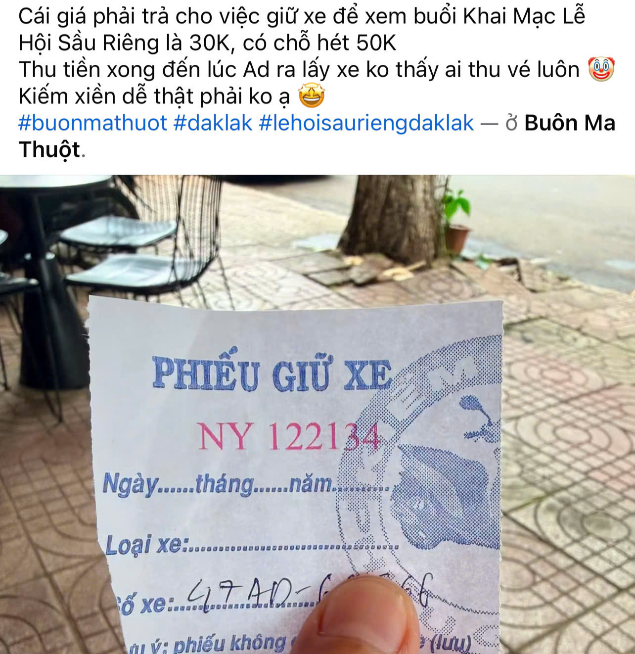 Lập 'đường dây nóng' phản ánh giá giữ xe 'cắt cổ' tại lễ hội sầu riêng - Ảnh 1.