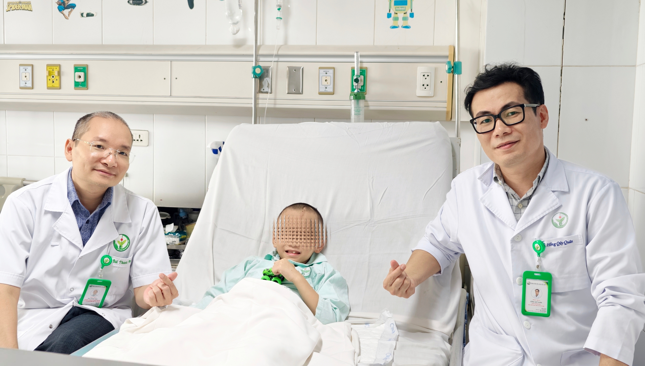 Cứu sống bé trai 6 tuổi bị cọc rào sắt đâm xuyên thấu vùng bụng - tầng sinh môn - Ảnh 2.