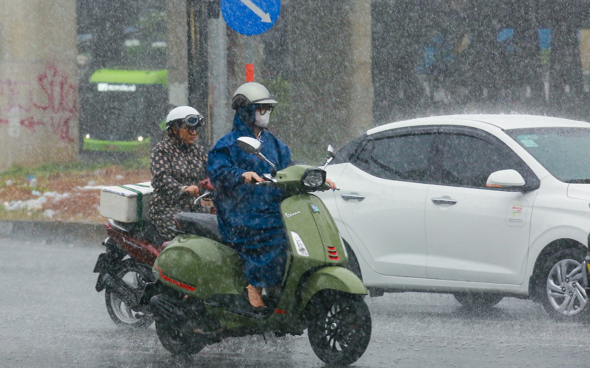 Post-rain sunset bathes Ho Chi Minh City in orange- Ảnh 4.