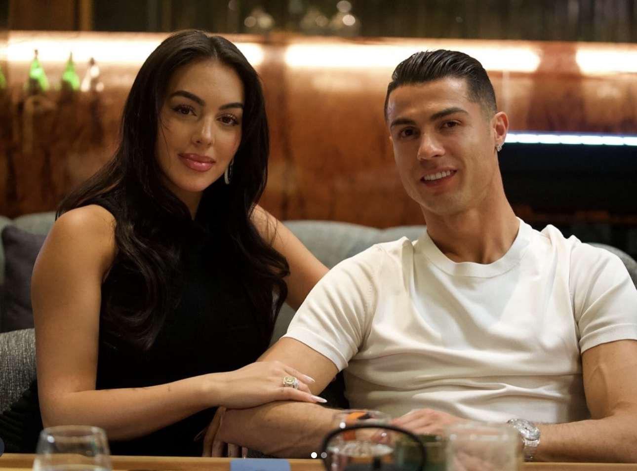 Đằng sau cặp nhẫn cưới vàng cổ điển của vợ chồng Ronaldo - Ảnh 4.