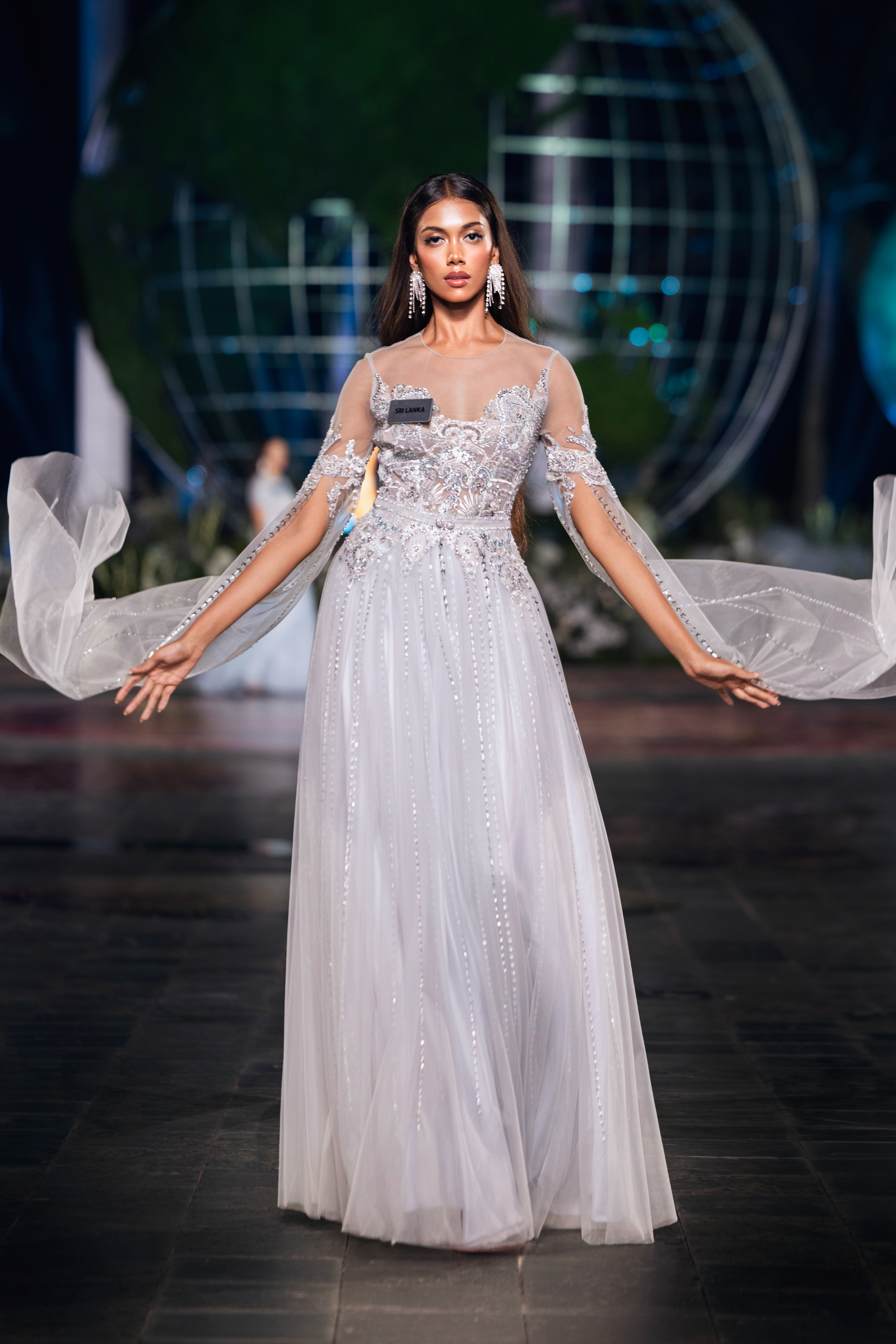 111 người đẹp Miss World 2026 diễn thời trang bên bờ biển Đồ Sơn, Bảo Ngọc tỏa sáng - Ảnh 5.