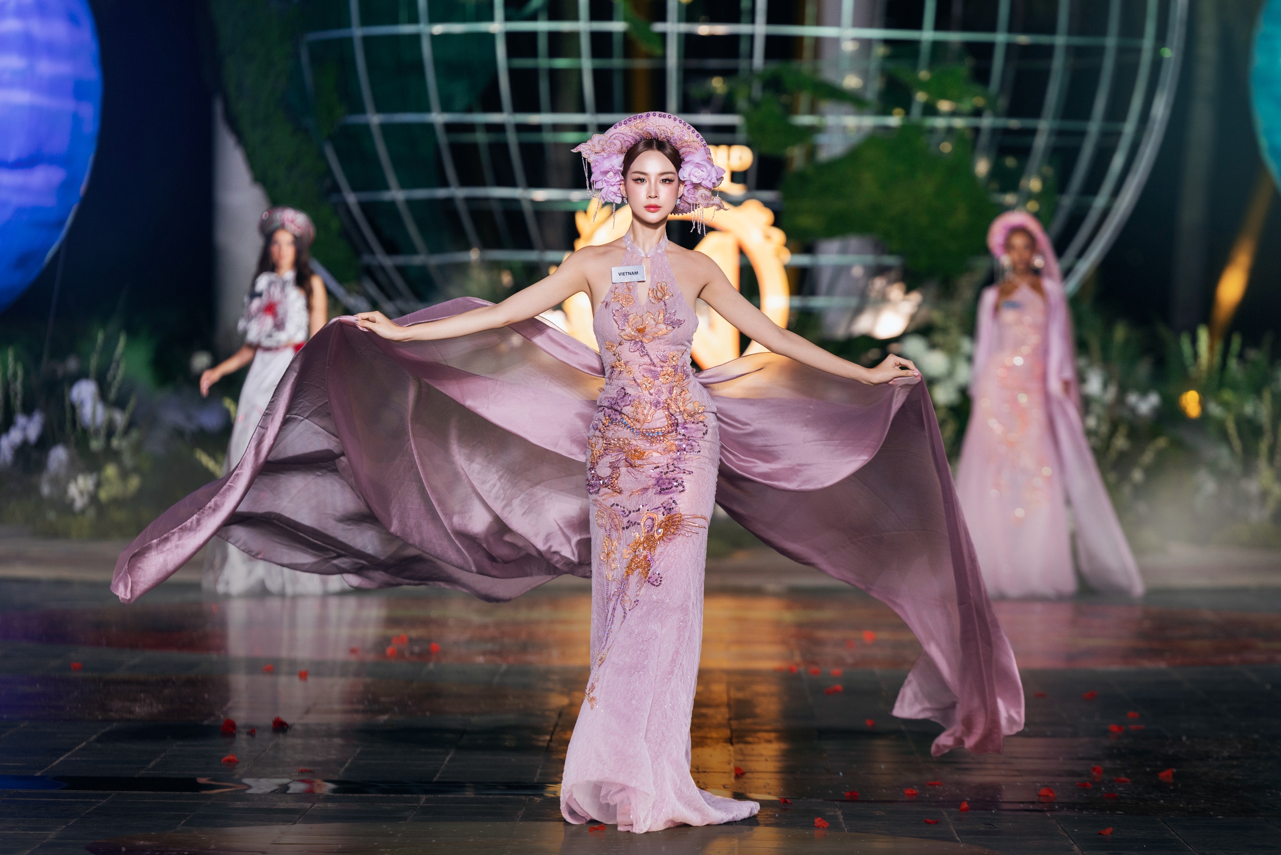 111 người đẹp Miss World 2026 diễn thời trang bên bờ biển Đồ Sơn, Bảo Ngọc tỏa sáng - Ảnh 1.