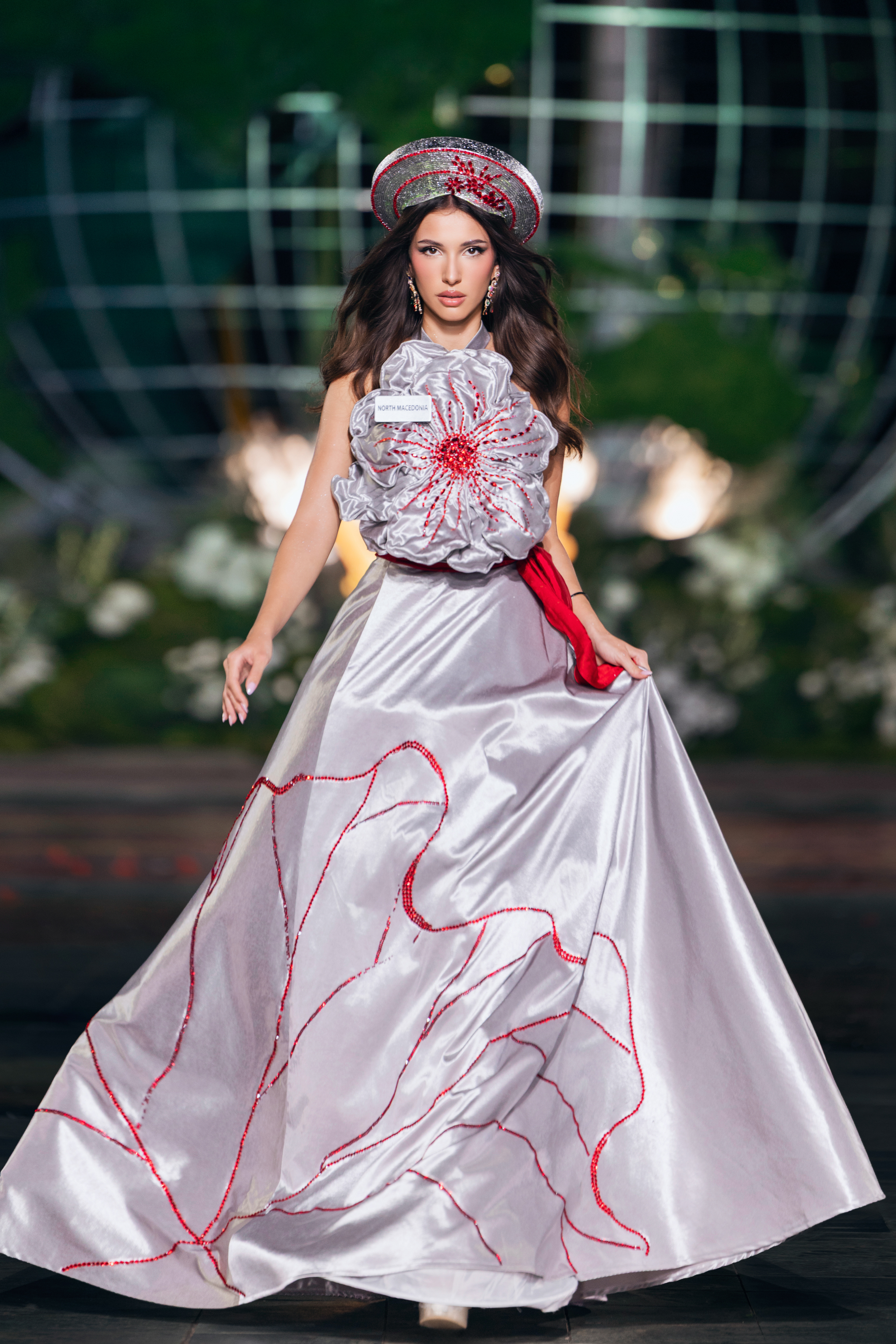 111 người đẹp Miss World 2026 diễn thời trang bên bờ biển Đồ Sơn, Bảo Ngọc tỏa sáng - Ảnh 4.