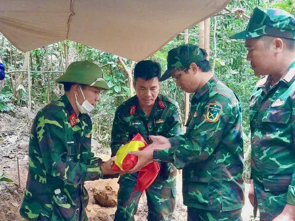 Đi tìm mật ong, phát hiện ụ đá giúp tìm hài cốt liệt sĩ - Ảnh 4.