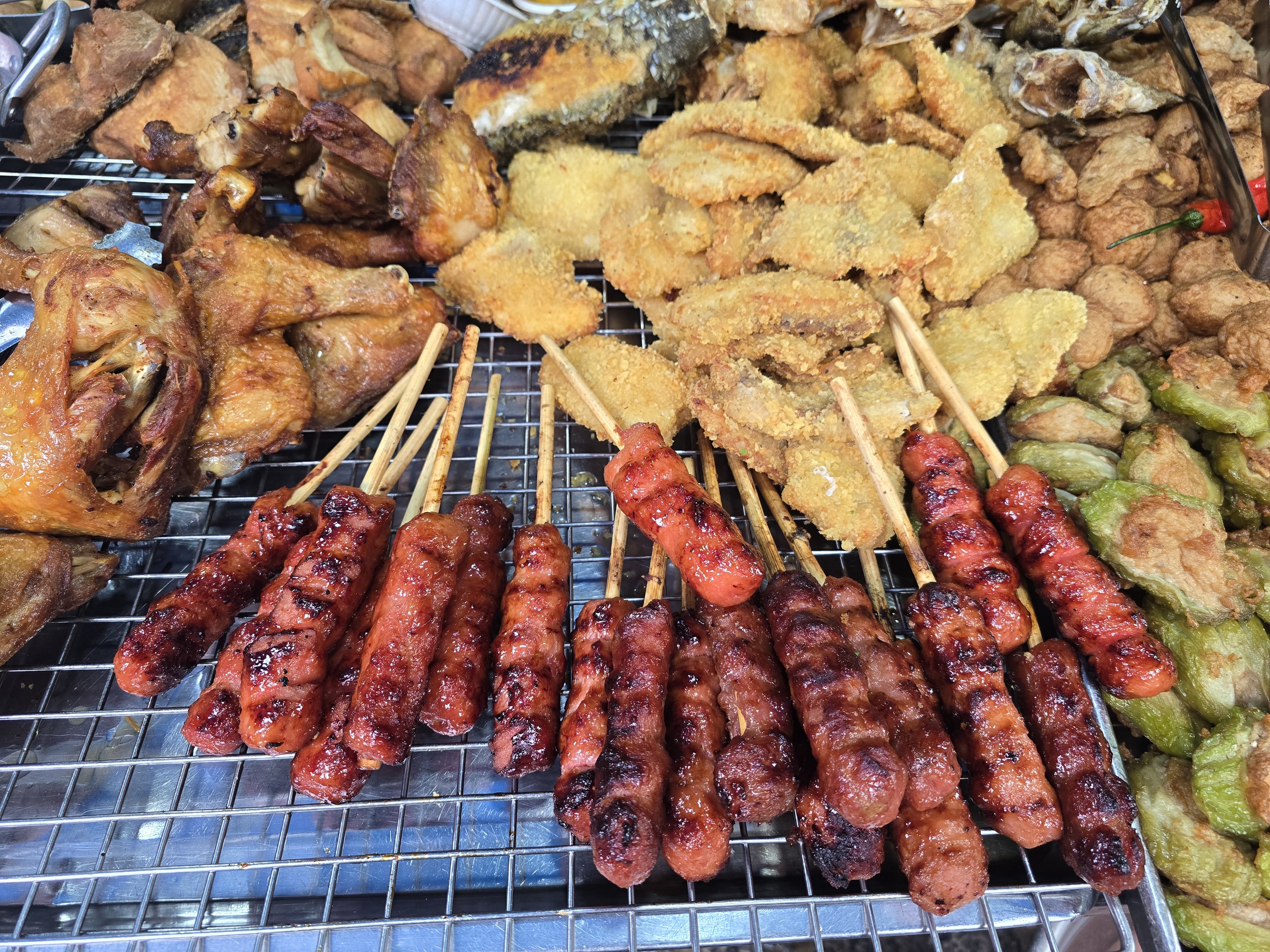 Quầy bán thức ăn sẵn tại chợ Bình Thới gợi nhớ kỷ niệm  chơi bán đồ hàng tuổi thơ - Ảnh 4.