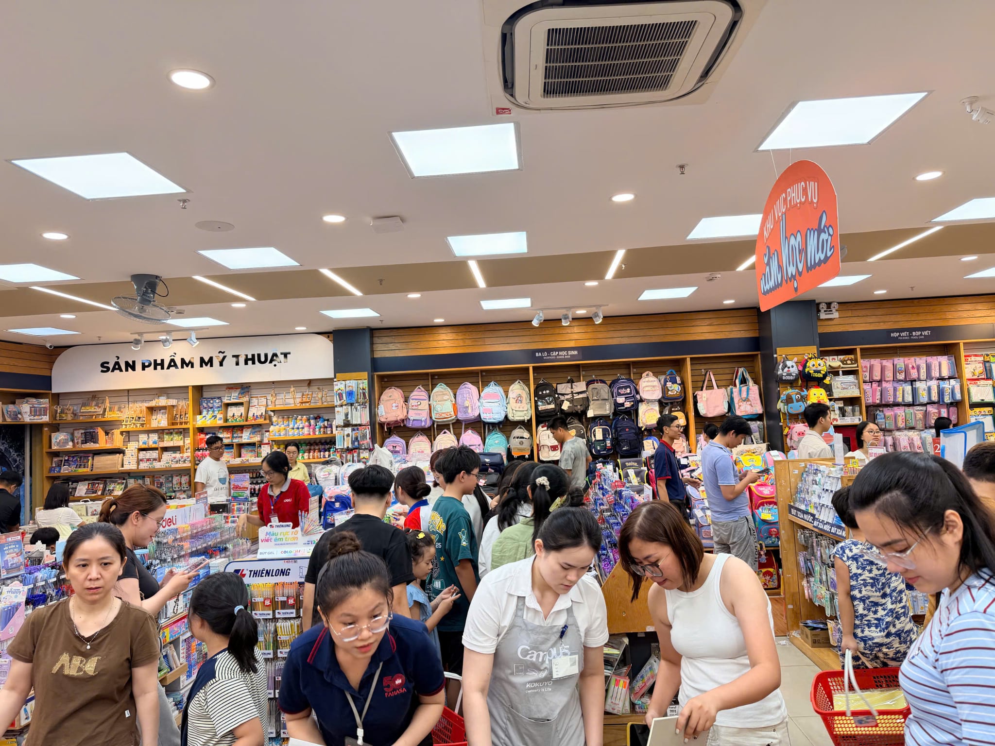 Phụ huynh đi chục nhà sách chưa mua đủ bộ sách giáo khoa, NXB Giáo Dục nói gì? - Ảnh 2.