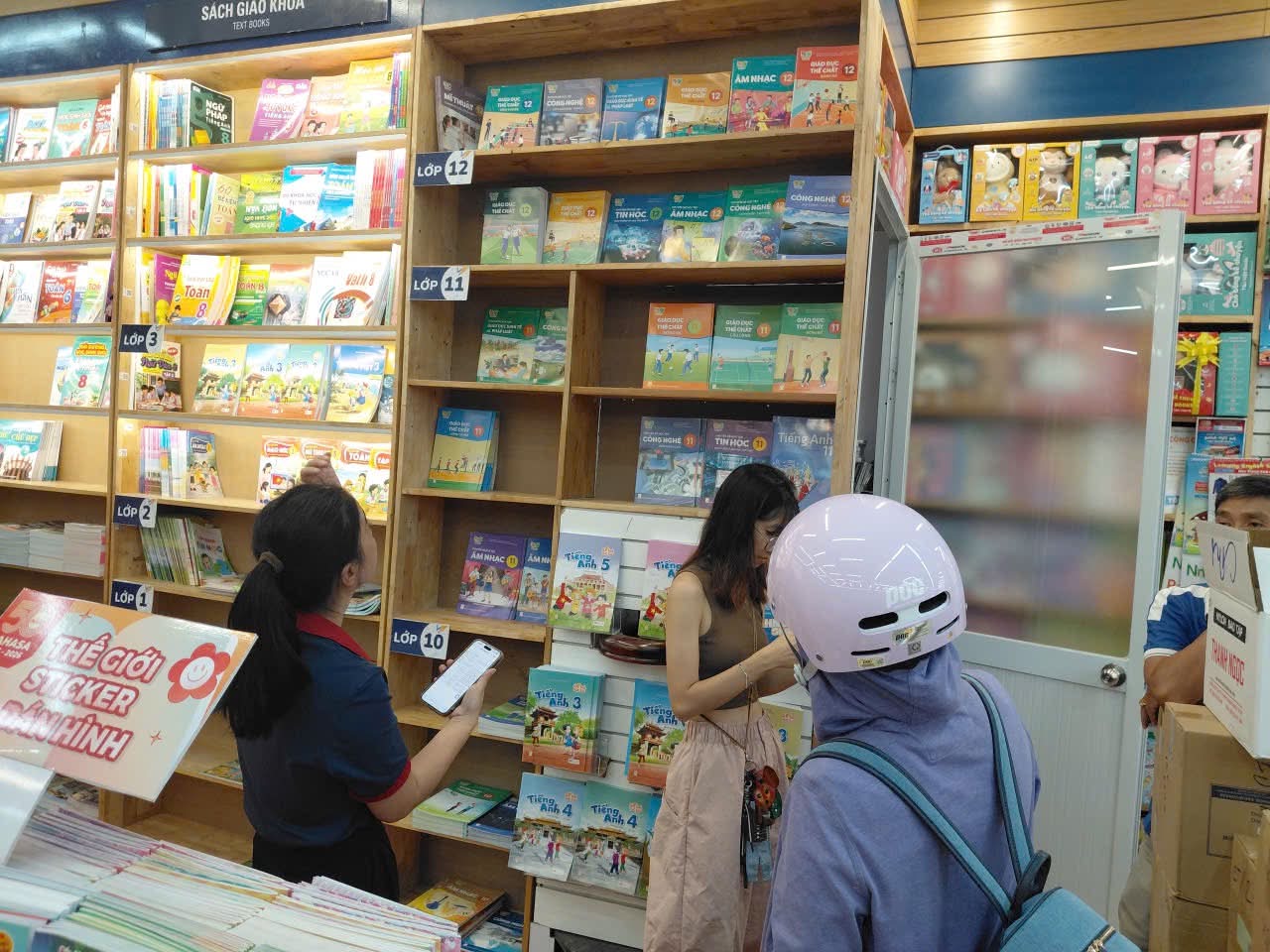 Phụ huynh la làng mua sách giáo khoa như…. 'kiếm vàng' - Ảnh 1.