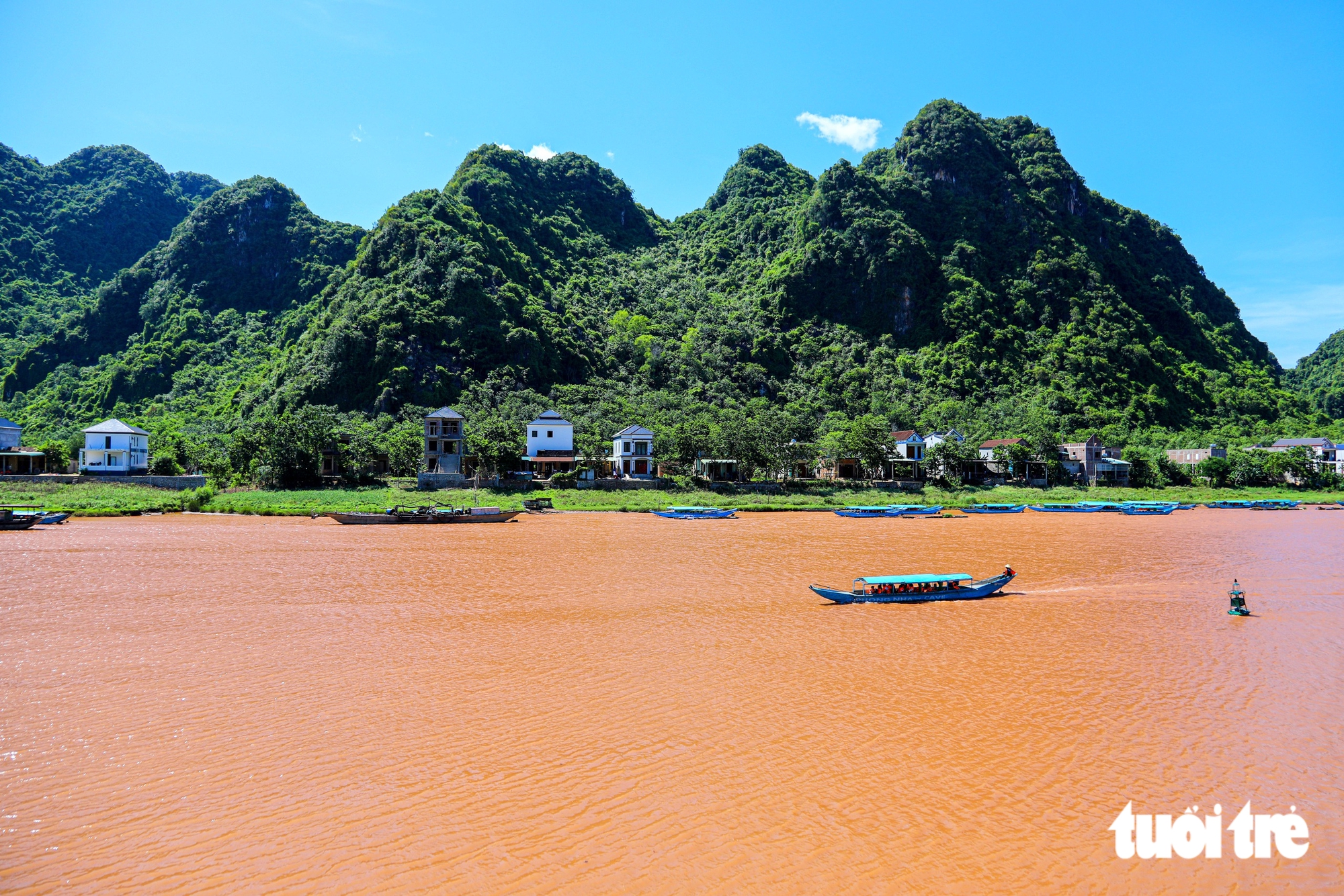 Về Phong Nha ngắm sông Son đỏ ngầu, nghe truyền thuyết mối tình gắn liền với tên sông - Ảnh 4.