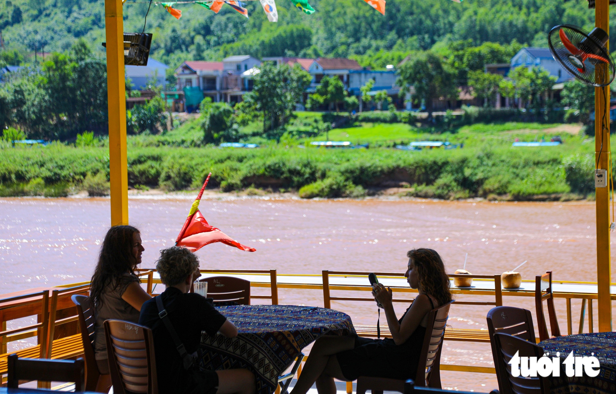 Về Phong Nha ngắm sông Son đỏ ngầu, nghe truyền thuyết mối tình gắn liền với tên sông - Ảnh 7.