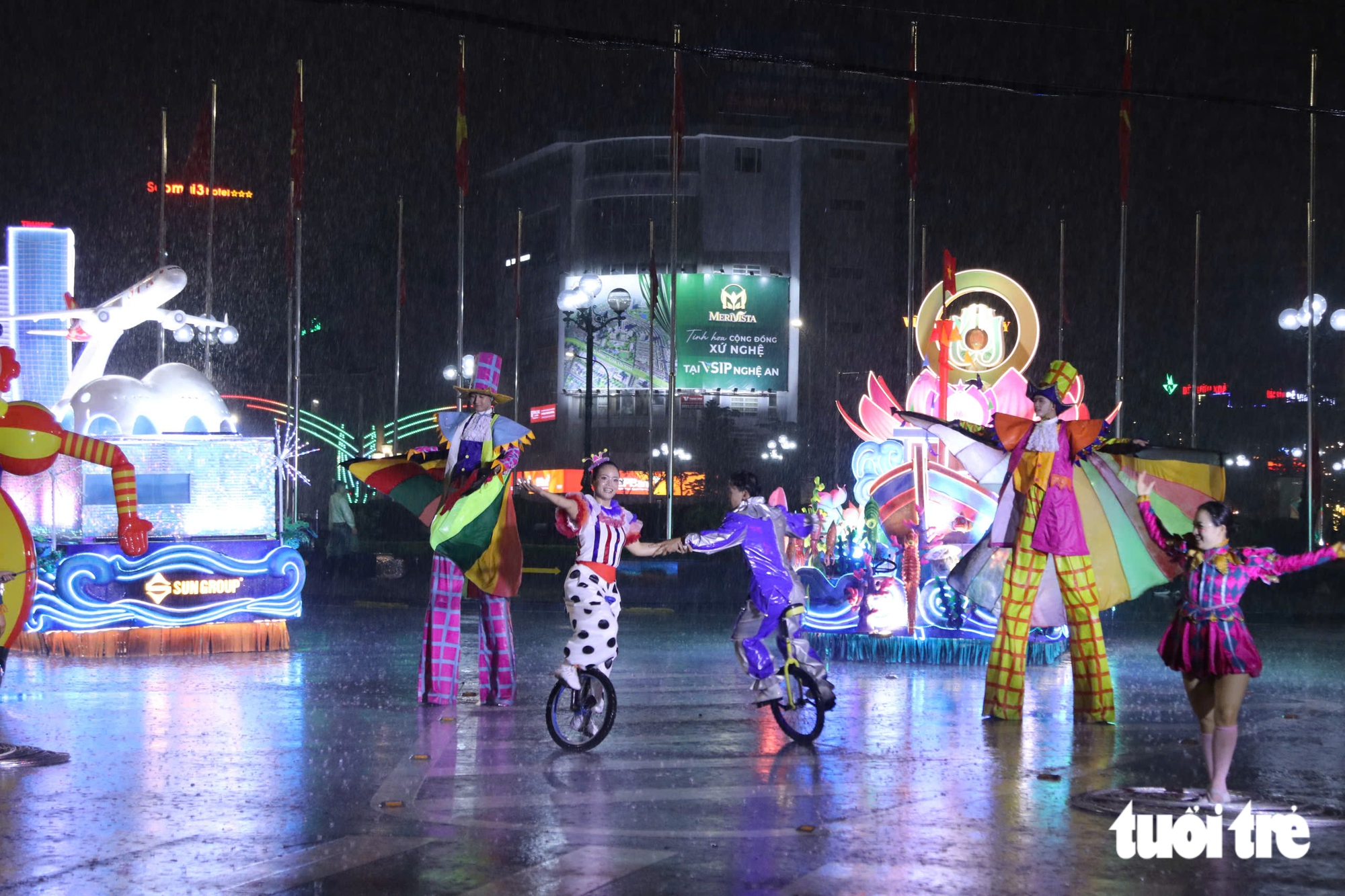 'Biển người' đội mưa xem lễ hội carnival lớn nhất Nghệ An - Ảnh 2.