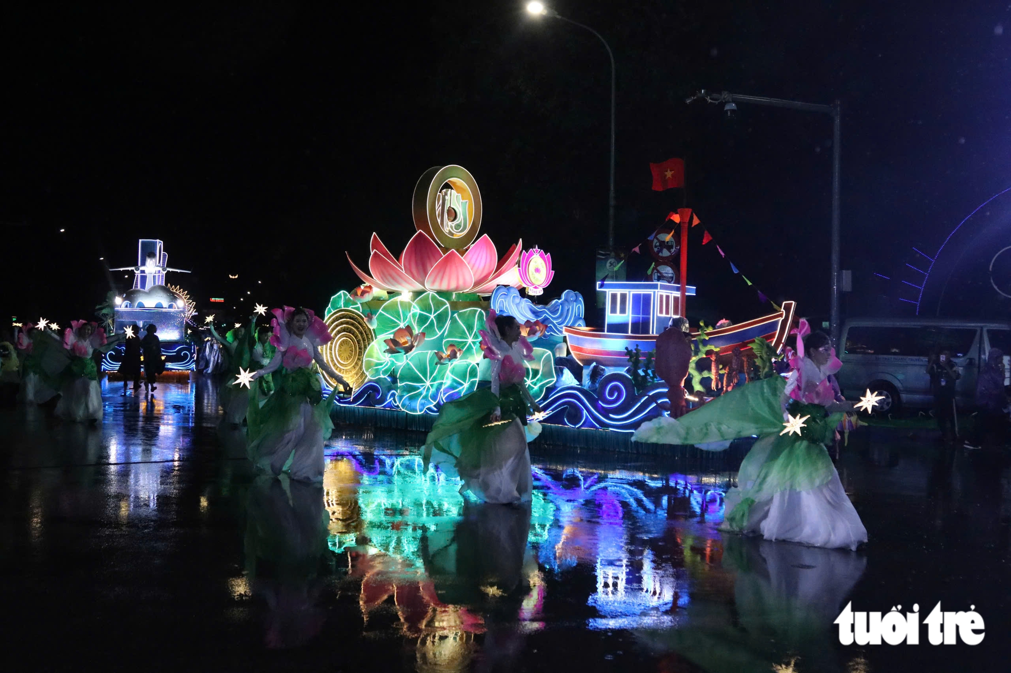 'Biển người' đội mưa xem lễ hội carnival lớn nhất Nghệ An - Ảnh 4.