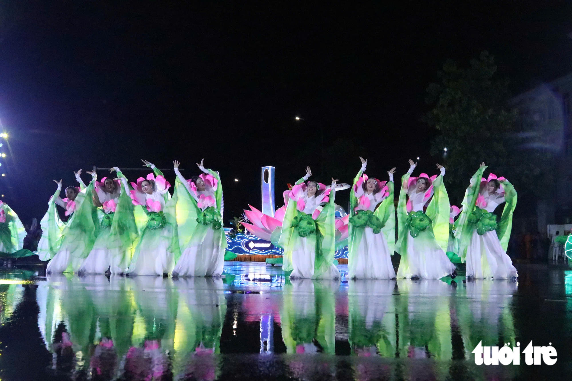 'Biển người' đội mưa xem lễ hội carnival lớn nhất Nghệ An - Ảnh 9.