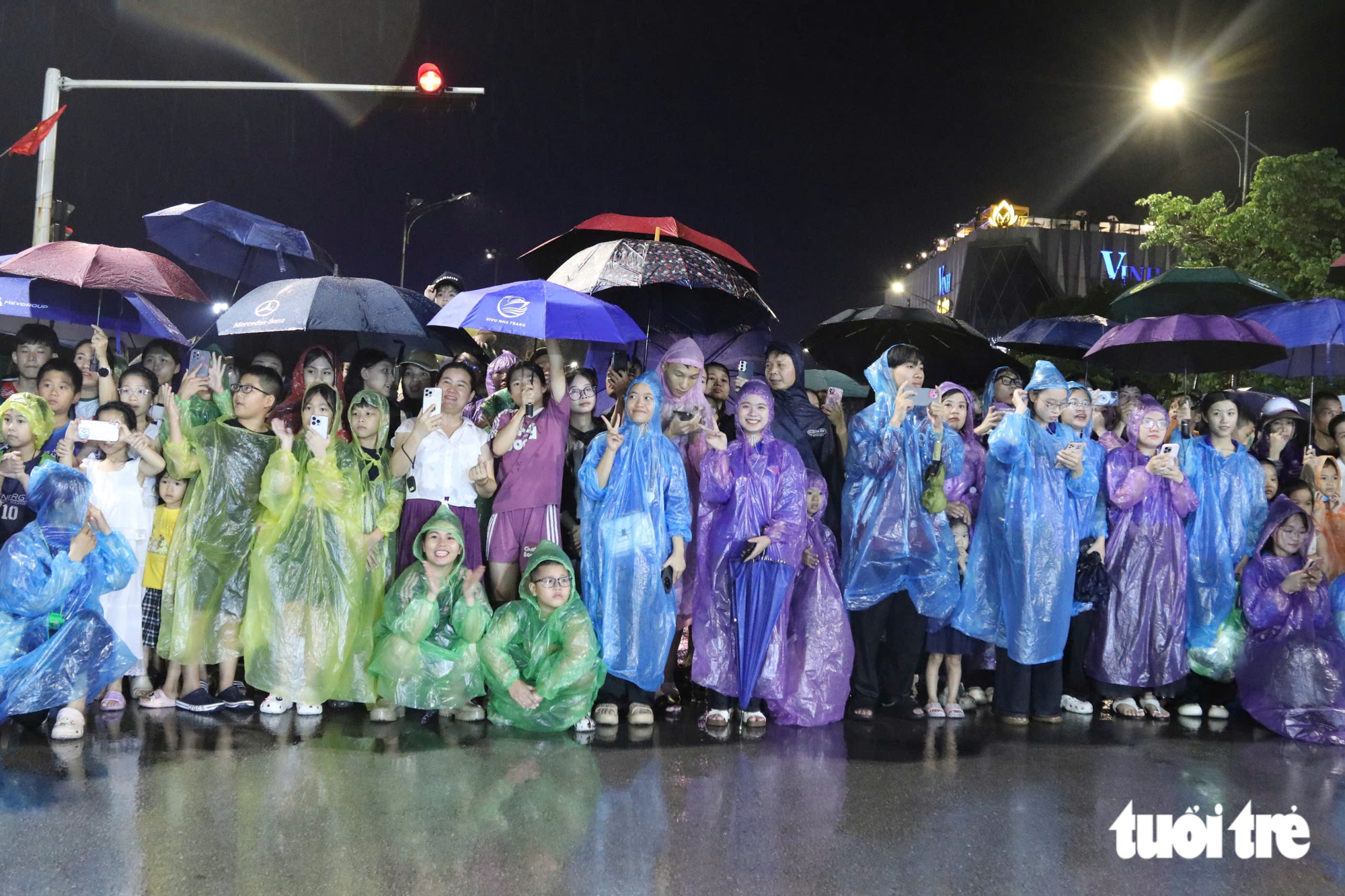 'Biển người' đội mưa xem lễ hội carnival lớn nhất Nghệ An - Ảnh 7.