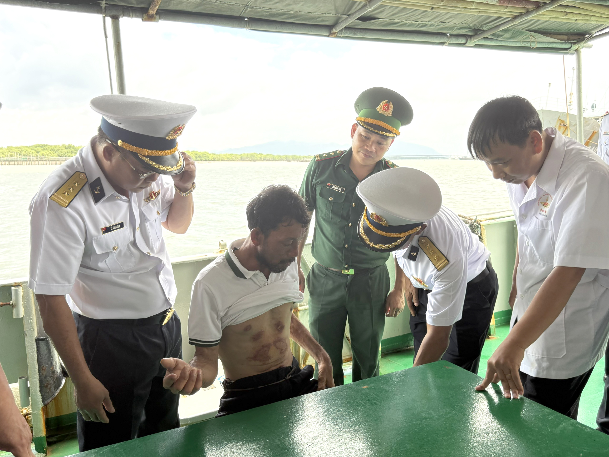 Ngư dân trôi dạt 96 giờ trên biển đã 'chạm' đất liền: 'Nghĩ tới hai con cần cha mà tôi ráng sống sót' - Ảnh 4.
