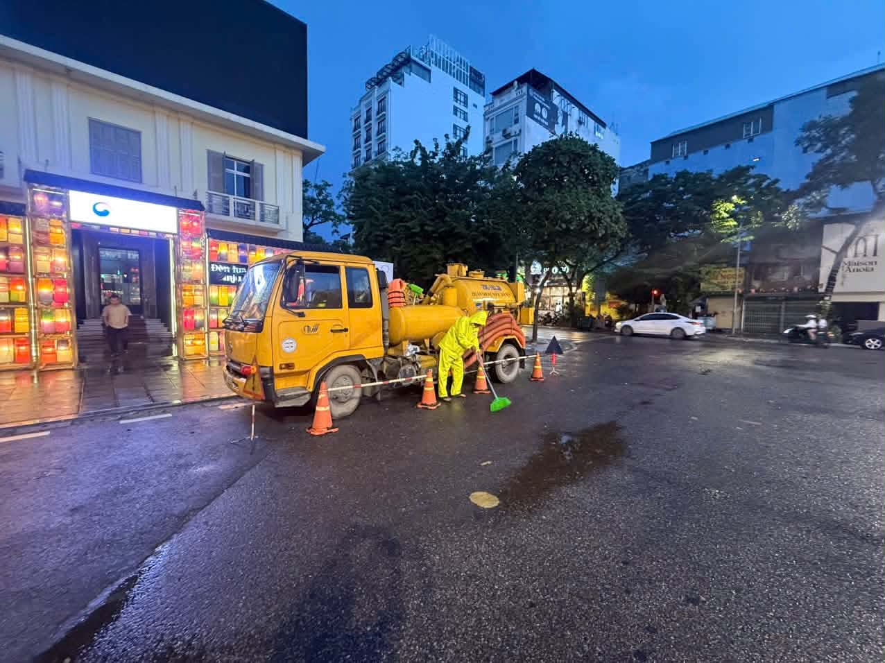 Hà Nội chuẩn bị ứng phó mưa lớn với 200 xe hút nước và 123 ô tô chuyên dụng - Ảnh 2.